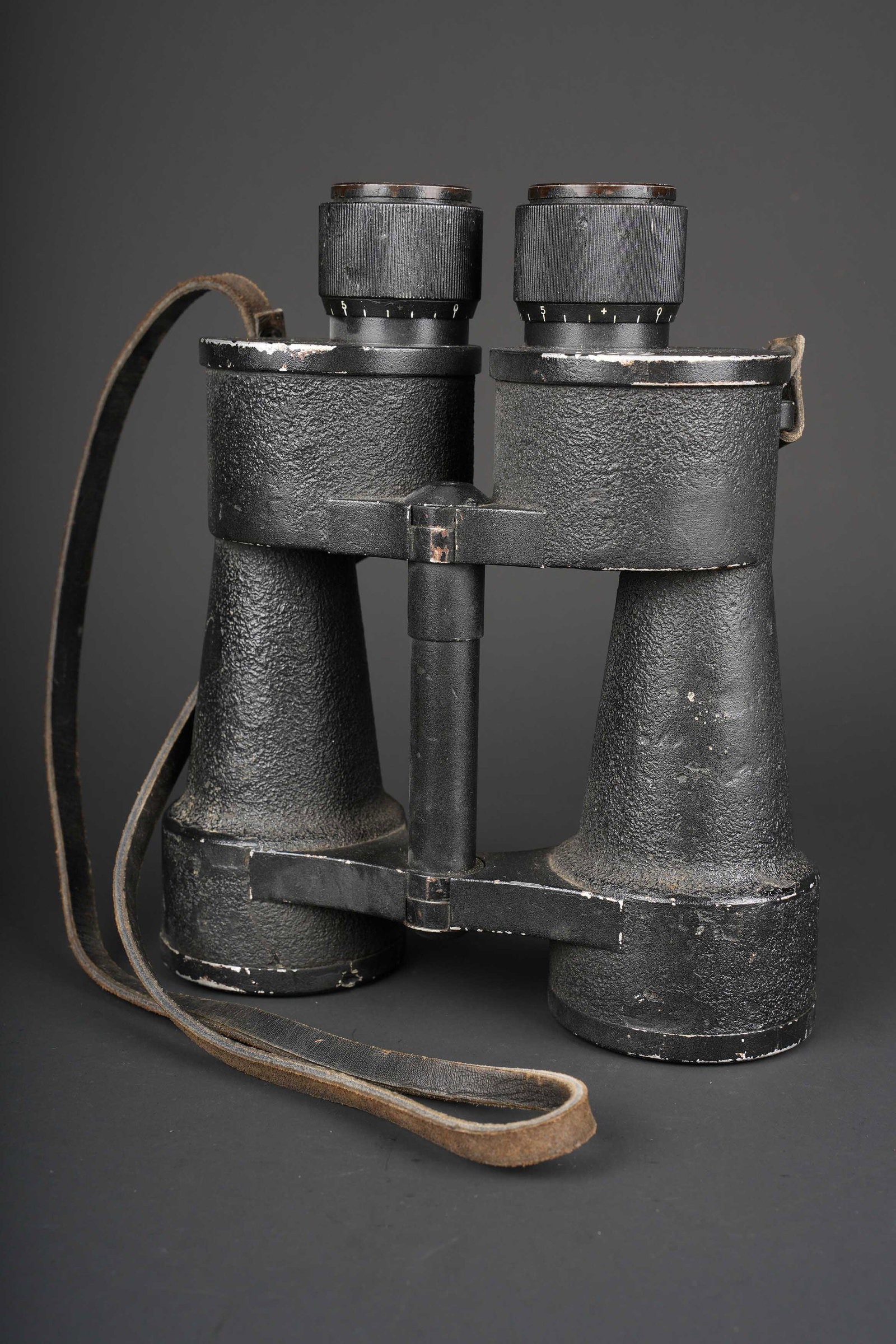 Jumelle Marine Signal Station Kriegsmarine. Marine Signal Station Kriegsmarine binoculars.: Jumelles Kriegsmarine 8 X 60 Marine Signal Station. Premier modele. Revetement en tres bon etat, quelques manques de peinture visibles, sur l ensemble de la piece. Fabrication BLC 8 X 60, la lettre T