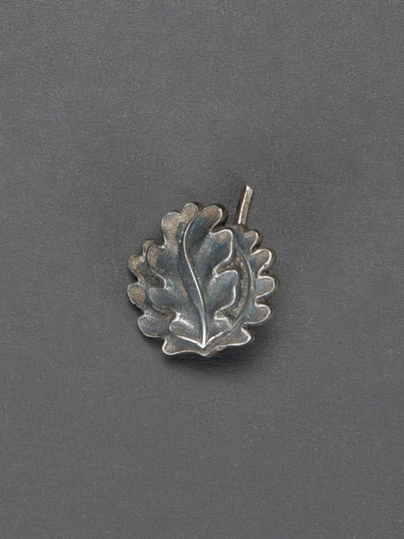 Feuilles de chene pour Ritterkreuz. Oak leaves for the Knight?s Cross.: Feuilles de chene pour Ritterkreuz. En argent. Poincon d argenture 900. Marquages 21 au dos, correspondant au fabricant Godet & Co. Les attaches sont presentes, mais ont ete depliees et repliees.