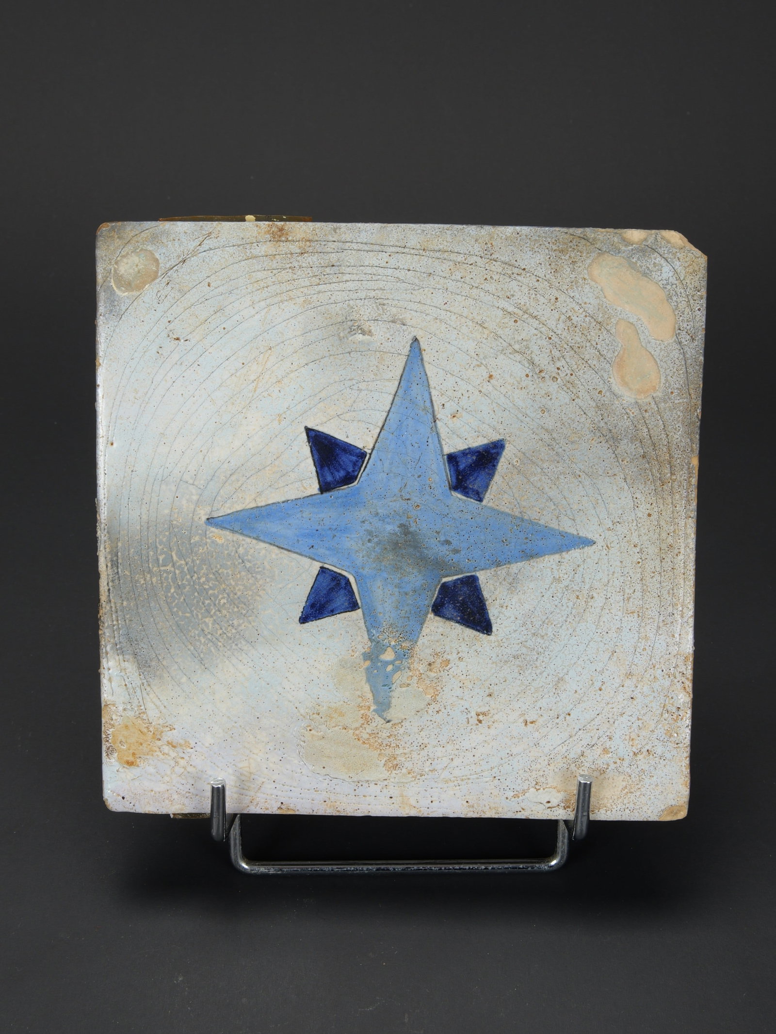 Carreau en faence du U 190. U 190 faience tile.: Carreau en faence du U-190. En ceramique coloree, representant le symbole du U-190. Ce carreau provient des ruines d un bunker de Lorient dans lequel se trouvait le Soldatenheim. Au depart des
