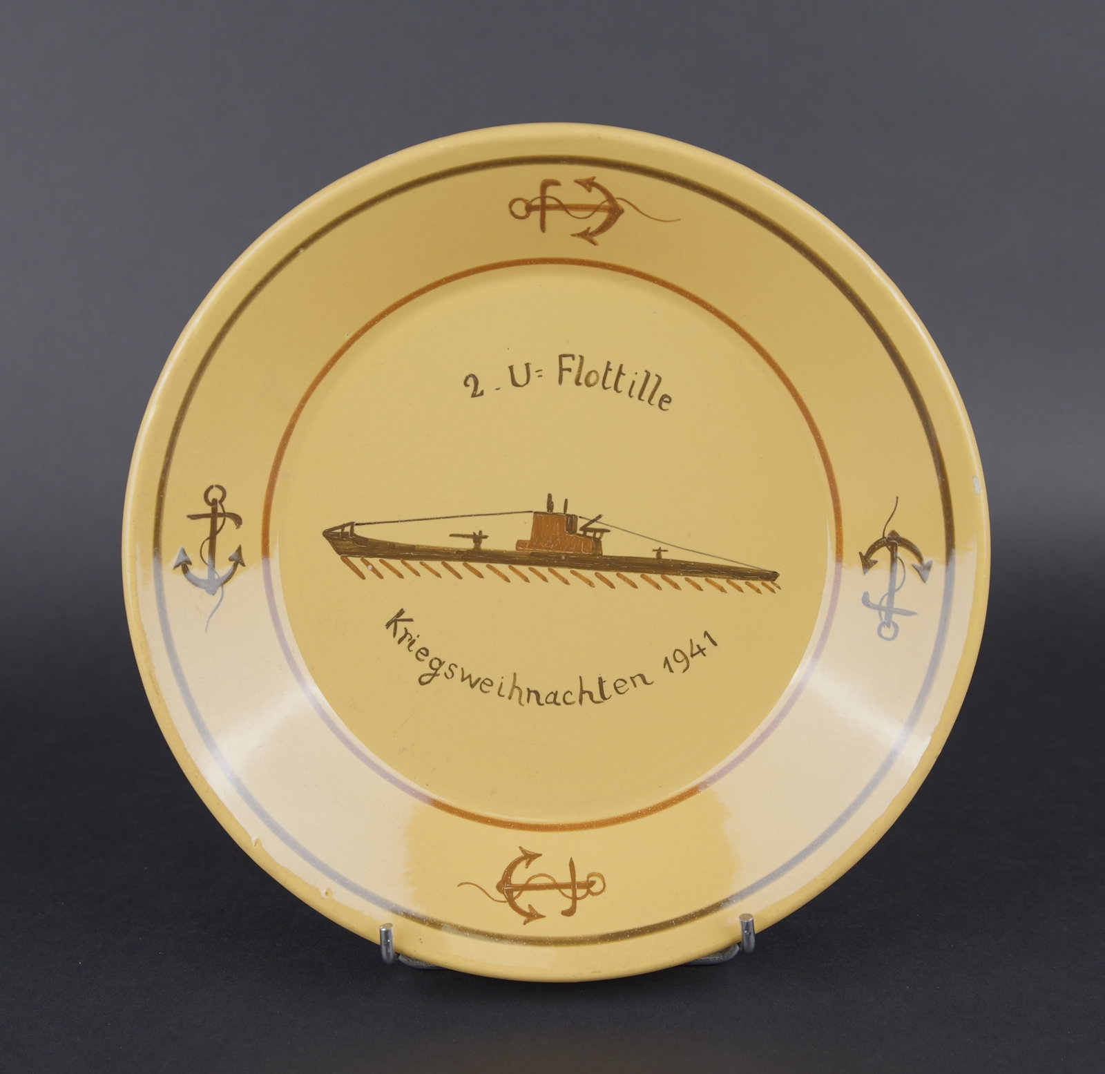 Assiette creuse 2 U Flotille. 2nd U-Boat Flotilla soup plate.: Assiette creuse 2 U Flotille. En ceramique peinte. Decors d ancre de marine avec un sous-marin. Modele avec flot sous la coque. Marquages 2 U Flotille Kriegsweihnachten 1941. Fabrication Henriot