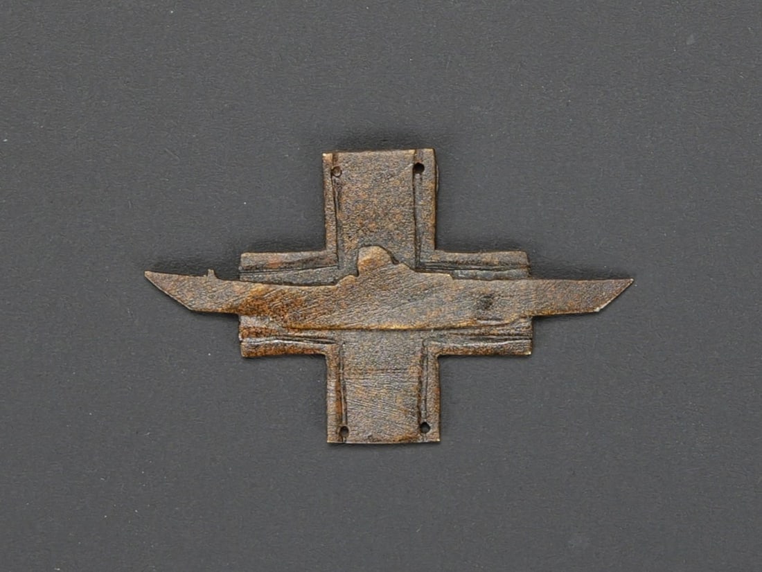 Insigne de coiffure de la 10eme U Boot Flotille. 10th U-Boat Flotilla cap insignia.: Insigne de la 10eme U Boot Flotille. En metal embouti. Quatre points de fixation, sans marquages visibles. A noter une certaine usure et oxydation de la piece. Etat II+. La 10. Unterseebootsflottille
