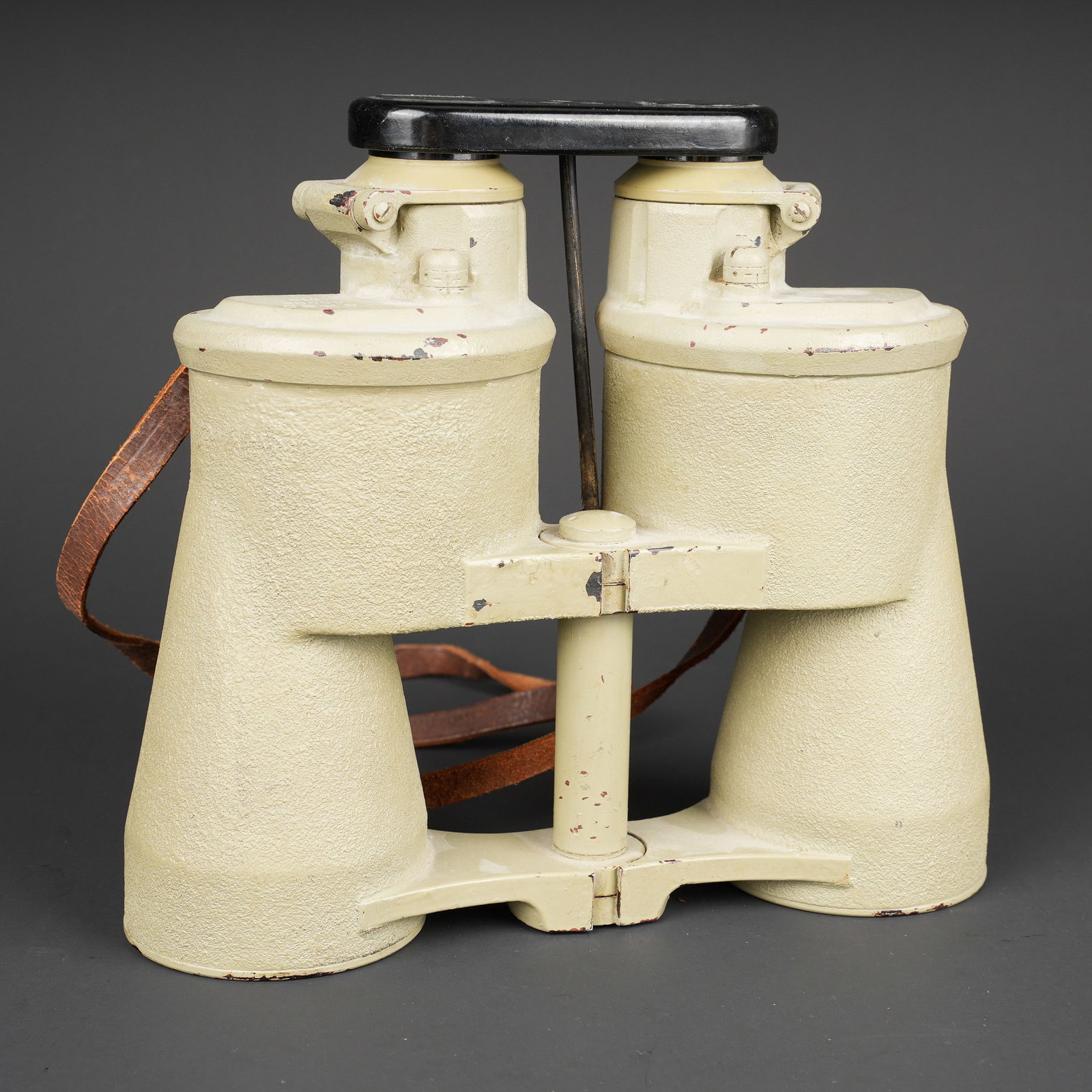 Jumelles 8 X 60 U BOOT. 8 ? 60 U-Boat binoculars.: Jumelles 8 X 60 U Boot. En metal. Peinture jaune sable mat granuleuse a 90%. Toutes les pieces mobiles sont fonctionnelles. Bonnettes mobiles. Les charnieres sont en excellent etat. Optiques