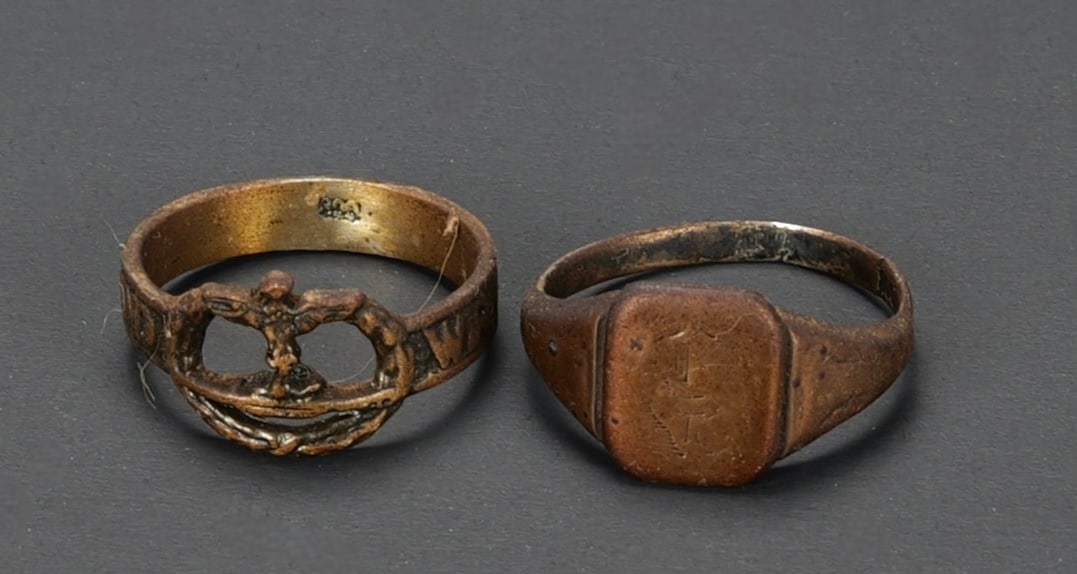 Bagues U BOOT. U-Boat rings.: Bagues U Boot. Comprenant une bague en metal argentee, jauni par le temps. Poincon d argenture 800. Representation de l insigne des U boot. Marquages Wir fahren gegen Engelland. Une bague en metal