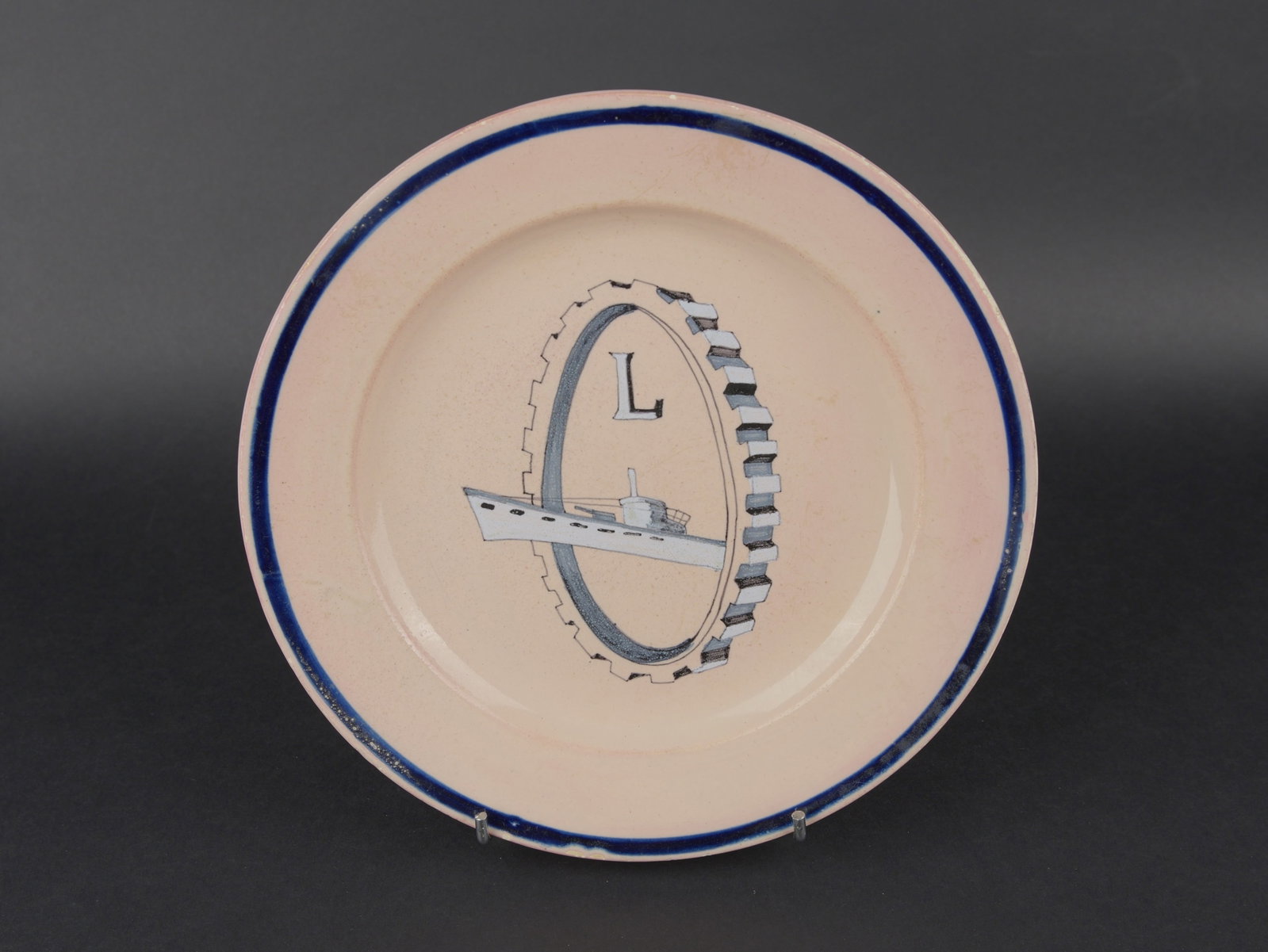 Assiette du chantier naval de Lorient. Lorient Naval Shipyard plate.: Rare assiette du Chantier naval de Lorient. En ceramique. Lisere bleu faisant le tour de la piece. Bel insigne central du chantier naval de Lorient. Fabrication Henriot Quimper. Diametre 24 cm. A