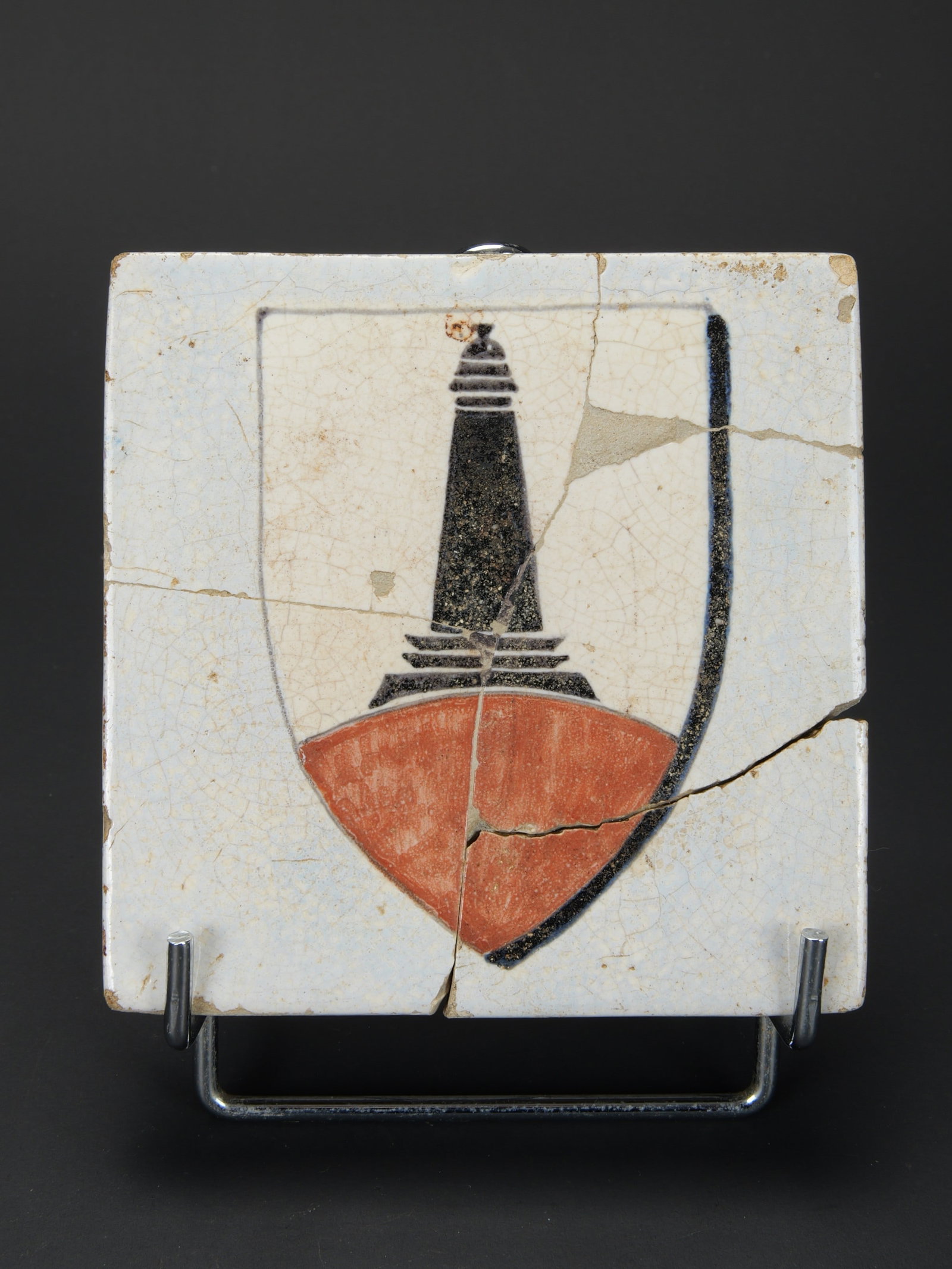 Carreau en faence du U 109. U 109 faience tile.: Carreau en faence du U-109. En ceramique coloree, representant le symbole du U-109. Ce carreau provient des ruines d un bunker de Lorient dans lequel se trouvait le Soldatenheim. Au depart des