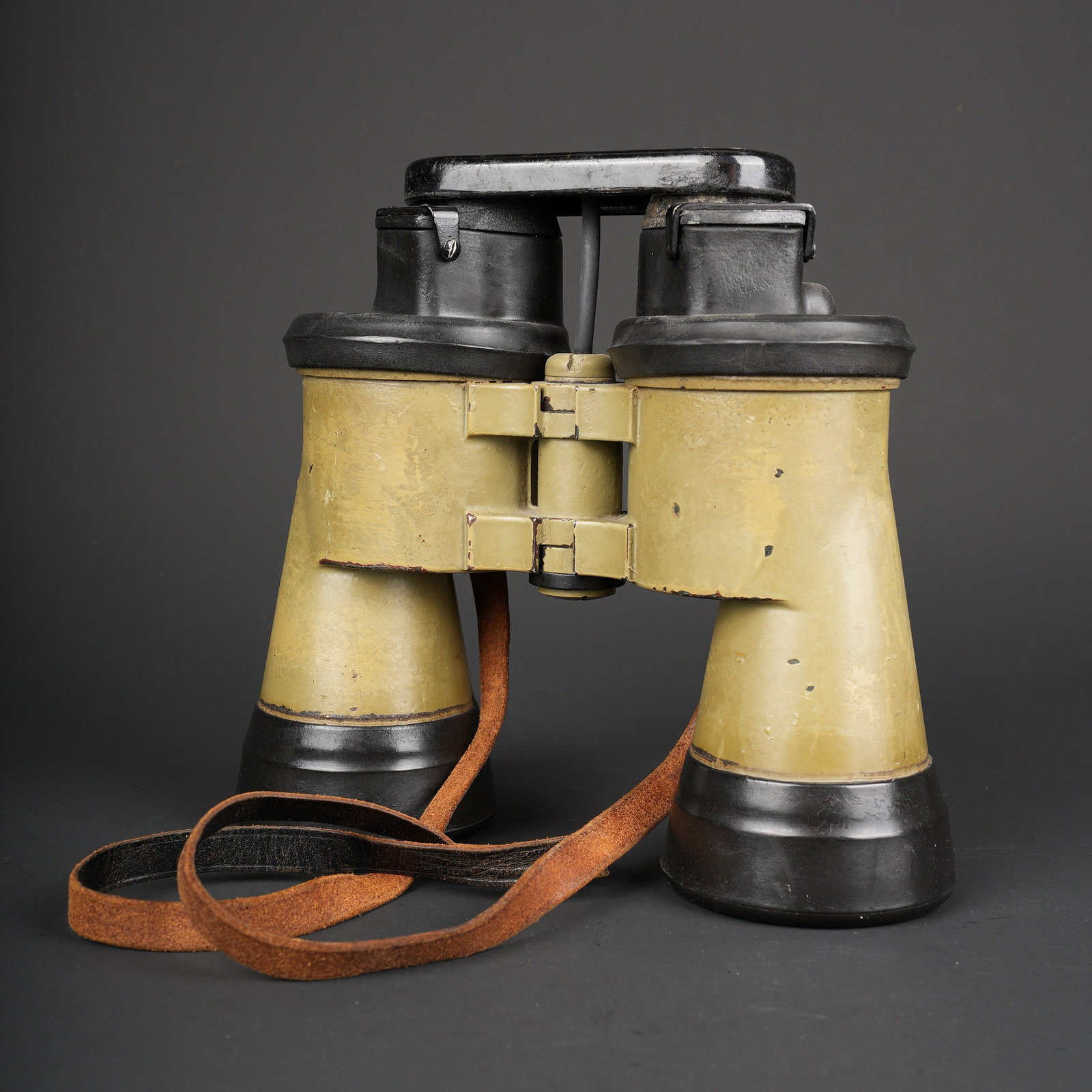 Jumelles 7 X 50 U Boot. 7 ? 50 U-Boat binoculars.: Jumelles 7 X50 U Boot. En metal, peinture jaune sable a 80%. Les protections en caoutchouc sont completes. Le caoutchouc est tres souple et sans craquelures. Protege optique en bakelite, maintenu par