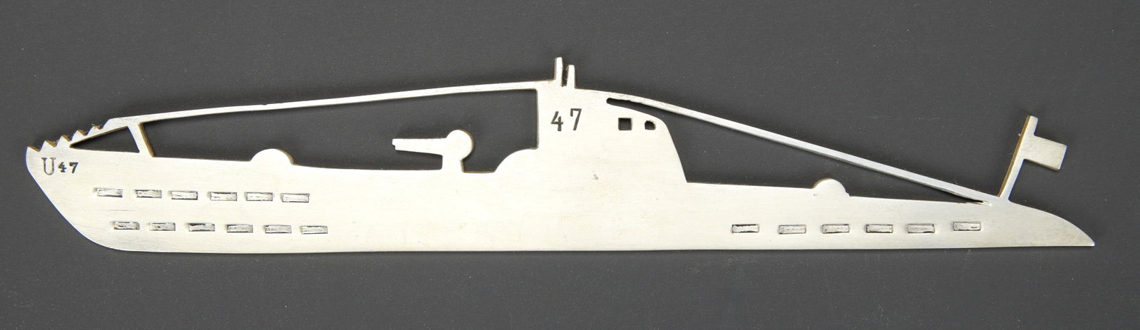 Profil du U 47. U 47 profile.: Profil du U-47. Realisation en aluminium. Nombreux marquages U 47. Trace de plusieurs points de fixation au dos. Dimensions 27,5 x 5 cm. A noter une certaine usure et patine de la piece. Etat II+. L