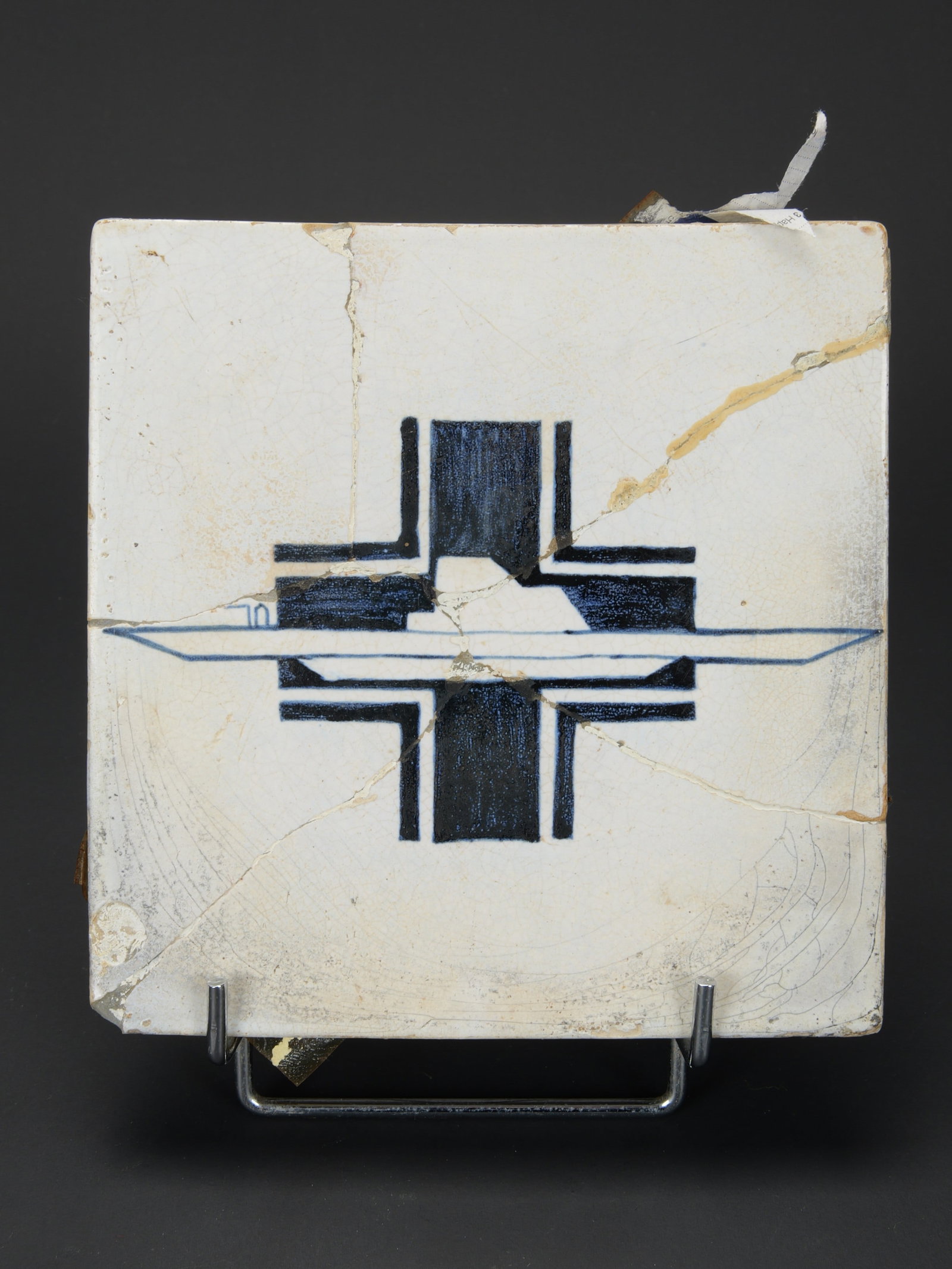 Carreau en faence de la 10th Uboot Flotille. 10th U-Boat Flotilla faience tile.: Carreau en faence de la 10th U Boot Flotille. En ceramique coloree, representant le symbole de la 10th Uboot Flotille. Ce carreau provient des ruines d un bunker de Lorient dans lequel se trouvait le