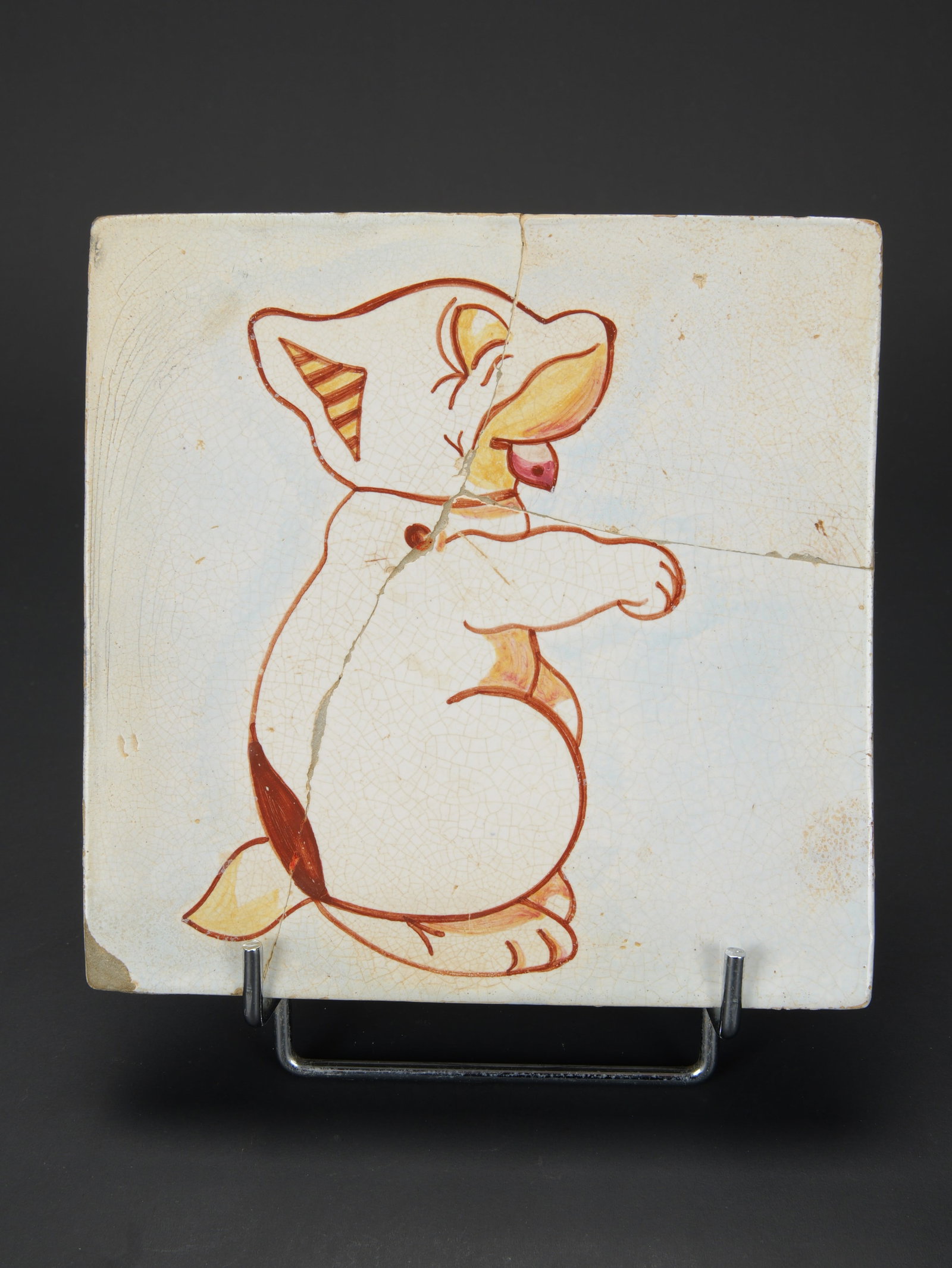 Carreau en faence du U 507. U 507 faience tile.: Carreau en faence du U-507. En ceramique coloree, representant un chien assis, symbole du U-507. Ce carreau provient des ruines d un bunker de Lorient dans lequel se trouvait le Soldatenheim. Au depar