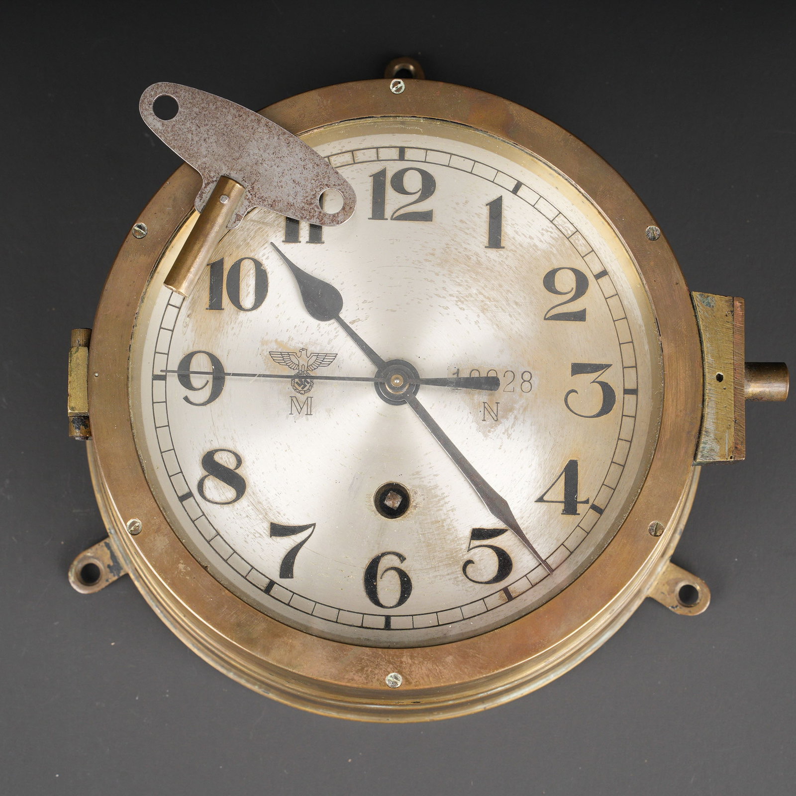 Horloge de bord Kriegsmarine. Kriegsmarine ship?s clock.: Horloge de bord de la Kriegsmarine. En laiton. Cadran complet avec ses aiguilles et ses chiffres arabes. Verre complet. Cle complete. Horloge fonctionnelle. Beau marquage de la Kriegsmarine 10928 N.