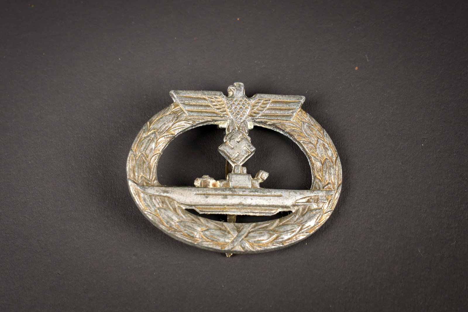 U-Boot-Kriegsabzeichen. U-Boat War Badge: U-Boot-Kriegsabzeichen. En metal. Couleur or a 10%. Attache complete, crochet arriere absent. Fabrication RS. A noter une certaine usure et patine de la piece. Etat II+. U-Boat War Badge (U-Boot-Krieg