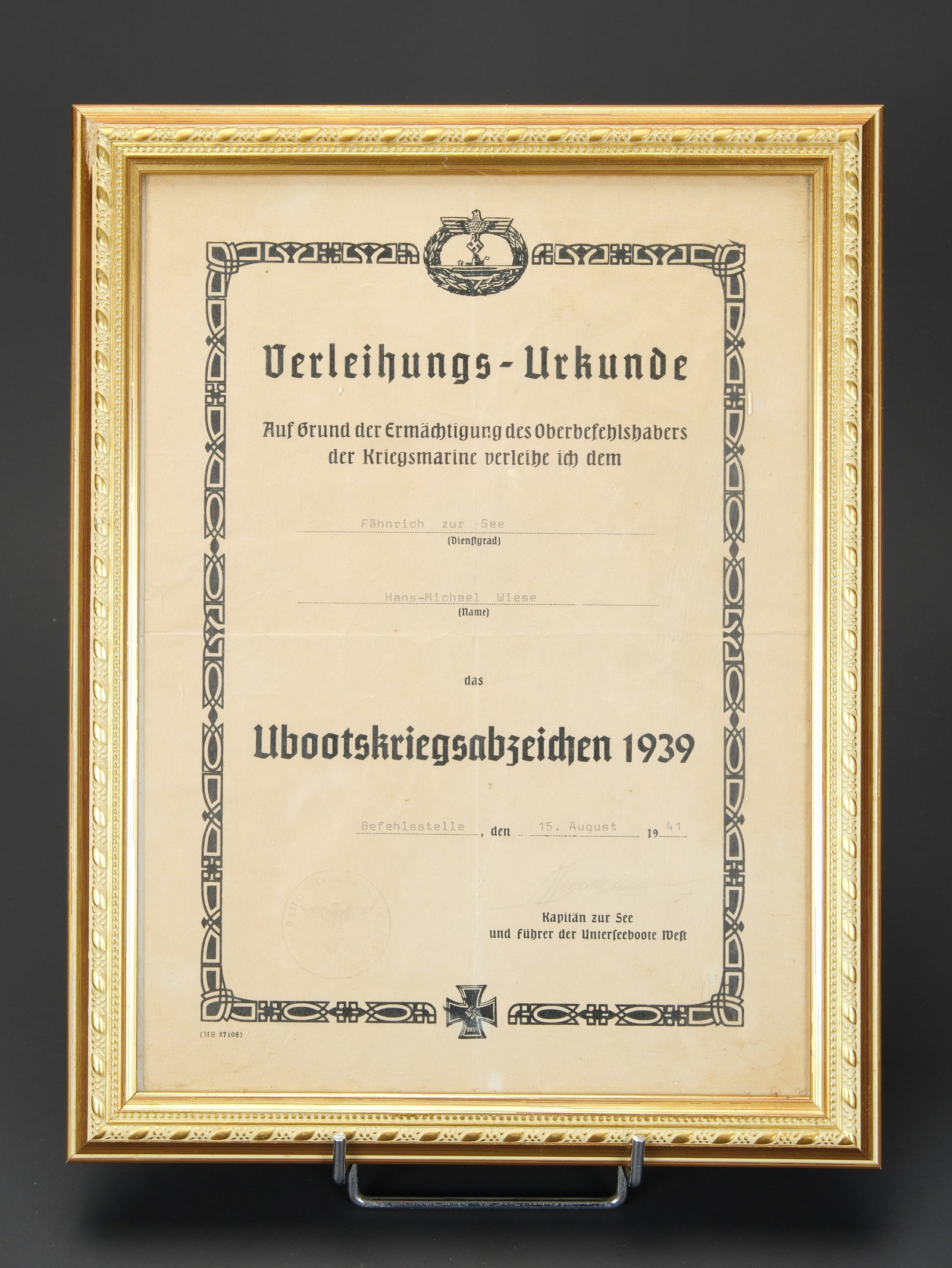 Diplome Ubootskriegsabzeichen 1939. 1939 U-Boat War Badge award document.: Diplome Ubootskriegsabzeichen 1939. En papier. Bel insigne des sous marinier au niveau superieur du diplome. Attribue au Fahnrich zur See Hans Michael Wiese. Le 15 aout 1941. Tampon Kriegsmarine