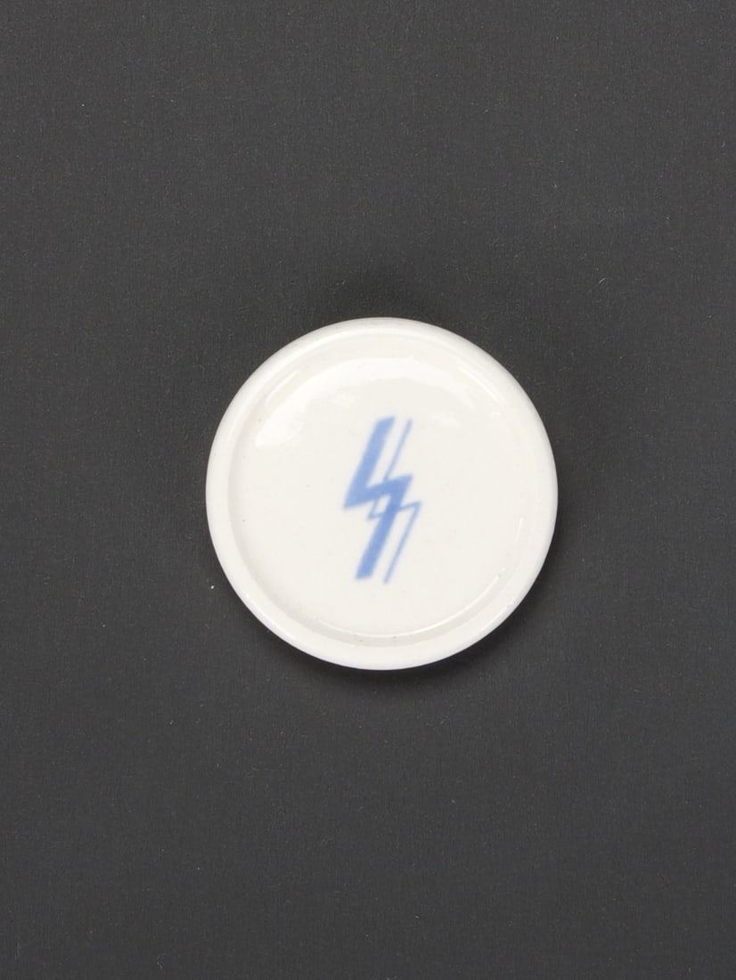 Jeton Allach. Allach token.: Jeton Allach. En porcelaine emaillee blanche. Beau marquages SS allach. Diametre 3,4 cm. A noter une legere usure et patine de la piece. Etat I-. Allach token. White glazed porcelain construction.
