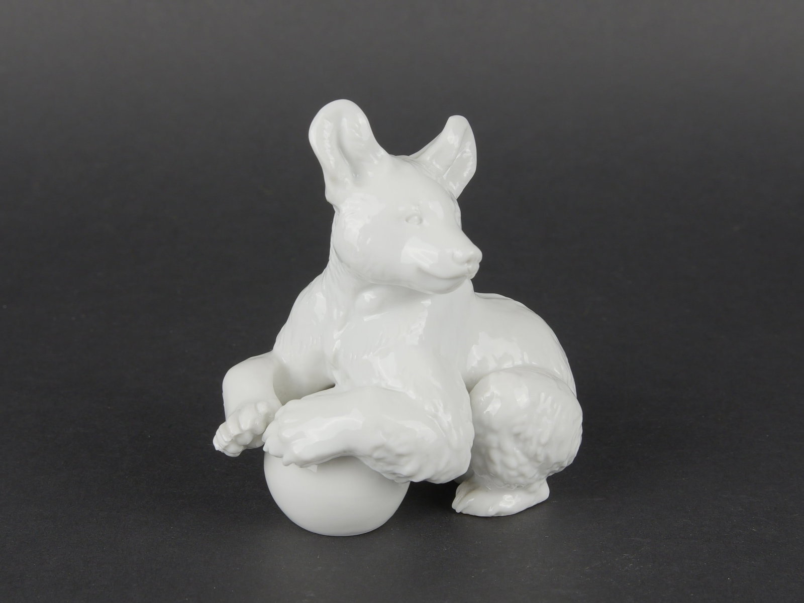 Allach ours avec balle. Allach bear with ball.: Allach ours avec balle. Modele numero 9 representant un ours avec balle. Dimensions 7,5 ? 8 cm. Figurine en porcelaine figurant un ours jouant avec une balle, caracterisee par une execution soignee