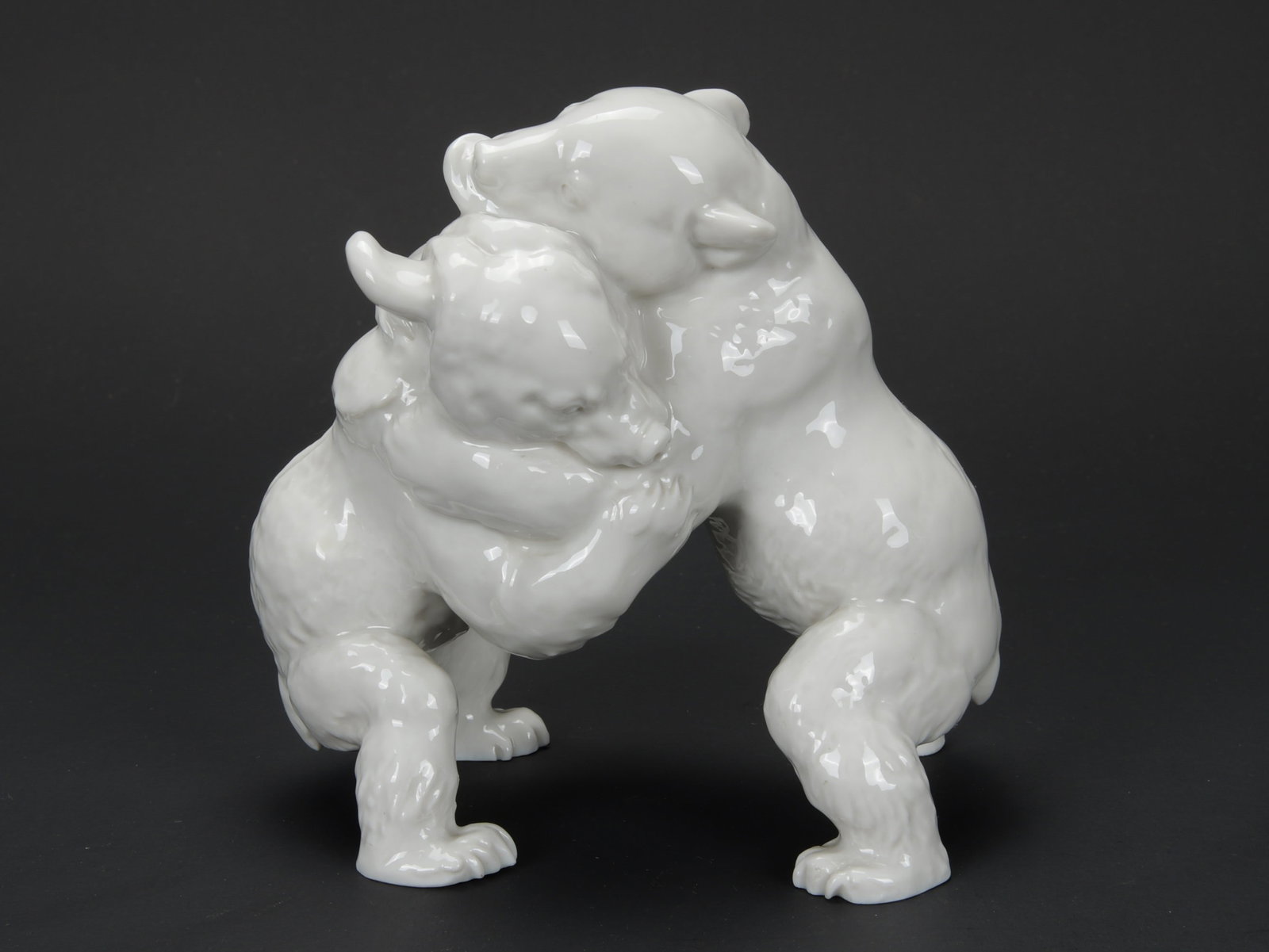 Allach Groupe d ours. Allach group of bears.: Allach Groupe d ours. Figurine numero 6 representant un groupe d?ours, d?apres un modele du professeur Theodor Karner (1884, Hohenberg ? 1966, Munich). Belle piece originale en porcelaine blanche