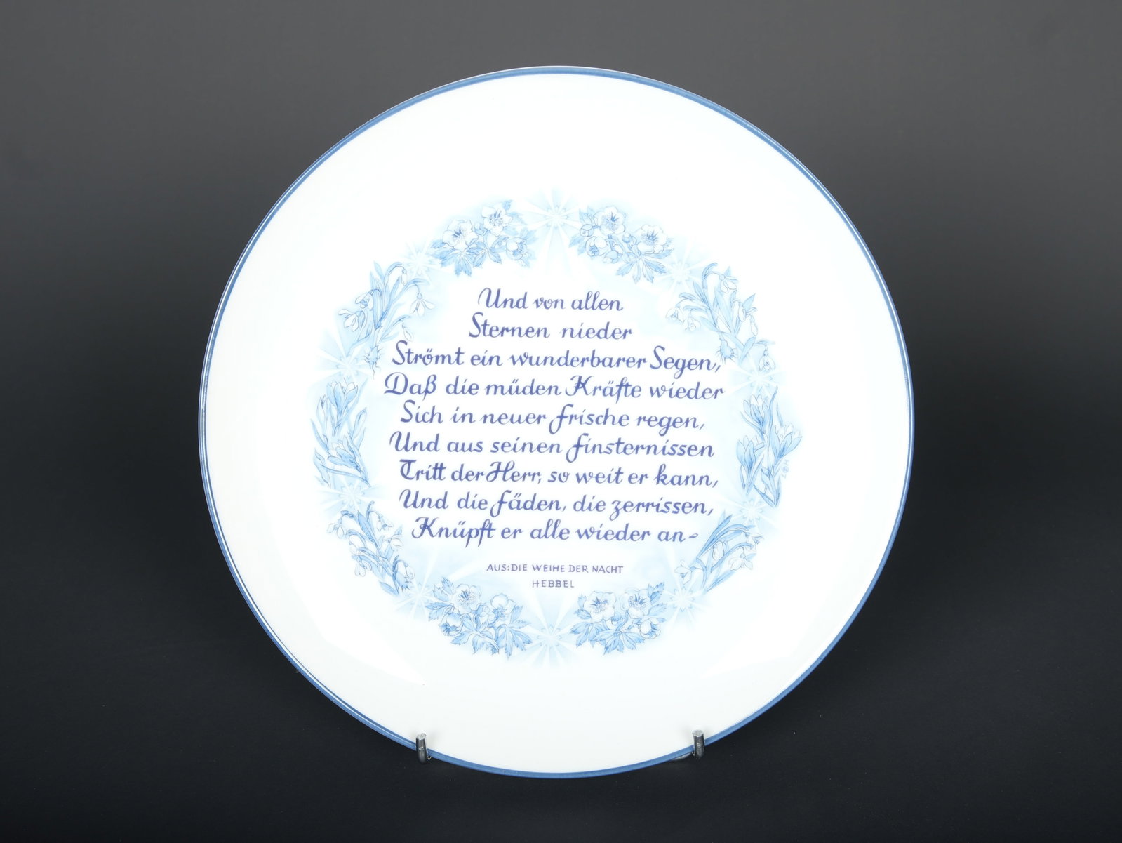 Assiette Allach Pohl. Allach Pohl plate.: Assiette Allach Pohl. En porcelaine blanche, lisere bleu faisant le tour de l assiette. Marquages Und von allen Sternen nieder Stromt ein wunderbarer Segen. Dass die muden Krafte wieder sich in neuer