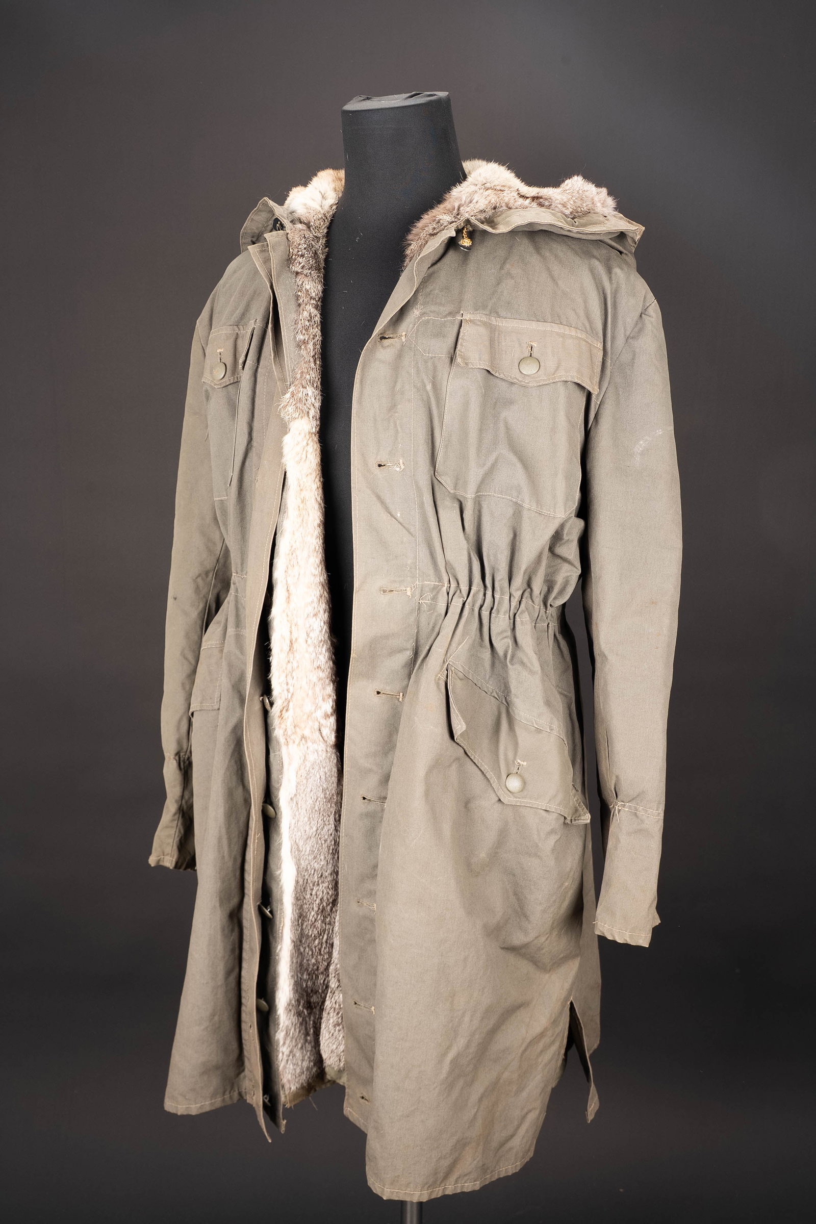 Veste Charkow. SS Kharkov jacket.: Veste Charkow. Modele long en tissu coton gris. Doublure en fausse fourrure de lapin. Capuche presente. La majorite des boutons sont presents. Les elastiques de serrage a la taille sont presents. A