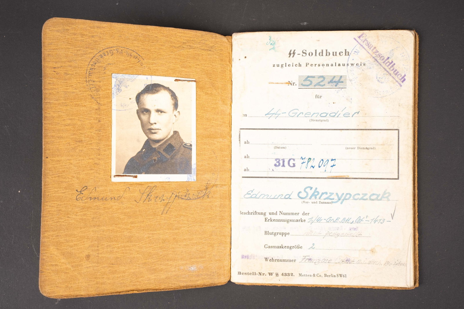 Soldbuch de la SS. German SS Soldbuch.: Soldbuch de la Waffen SS. Belle couverture cartonnee marquee SS Soldbuch. Inscription manuscrite N656 NL. Photo d identite en uniforme. Soldbuch numero 524, SS Grenadier Edmund Skrzypczak, ne le 10