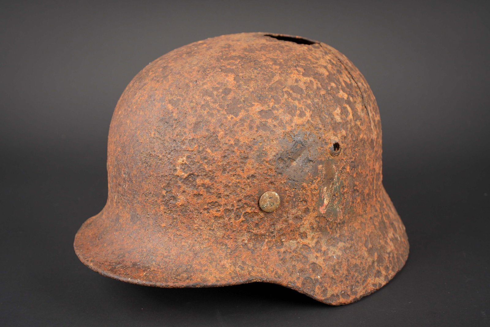 Casque SS de fouille. Excavated SS helmet.: Casque SS de fouille. Coque de casque fortement oxydee. Trace d un reste d insigne SS et de l insigne national. Cerclage en aluminium present, marque 55. Un impact entrant au niveau de la nuquiere