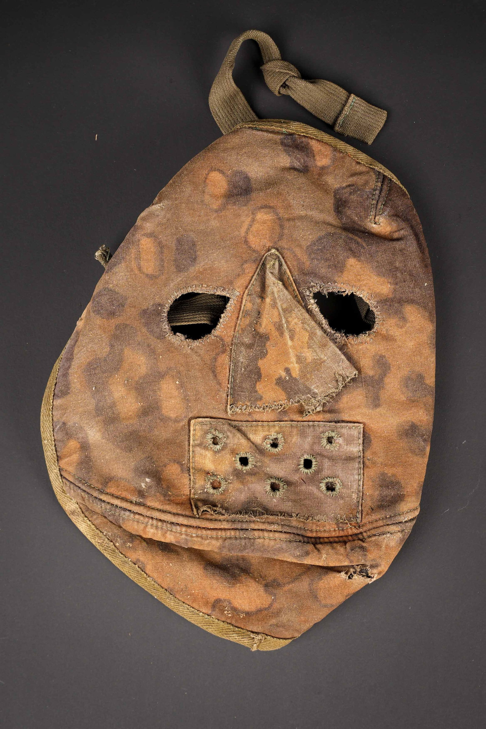 Masque faciale SS. SS face mask.: Masque facial SS. En epais tissu camoufle SS, cote automnale. Modele copie sur les masques grand froid. Aeration au niveau du nez et de la bouche. Les cordons en toile sont presents. Interieur double