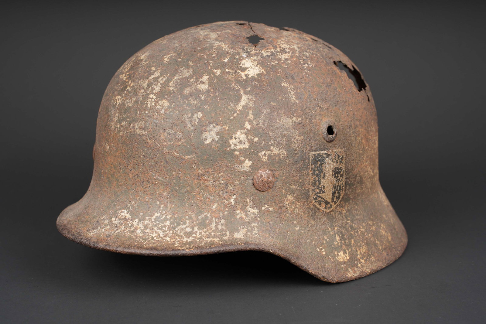 Casque Nederland. Netherlands helmet.: casque Nederland. Casque de fouille retrouve en Lettonie. Coque de casque fortement oxydee et comportant de nombreux manques de matieres. Les marquages interne sont illisibles. Reste de coiffe en