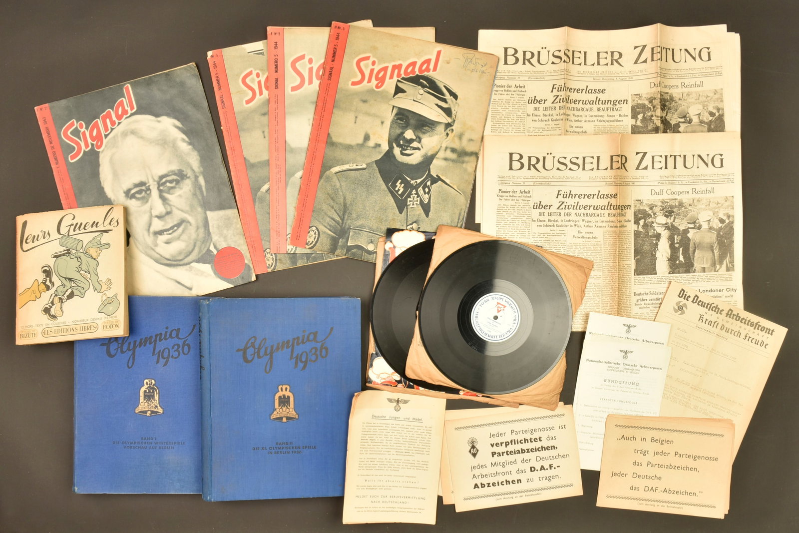 Ouvrages allemand. German publications.: Ouvrages allemand. Comprenant Leurs Gueules, Les editions Libres. Plusieurs disques. Un document die Deutsche Arbeitsfront Kraft Durch Freunde, date 1937. Trois documents Auch in Belgien. Quatre