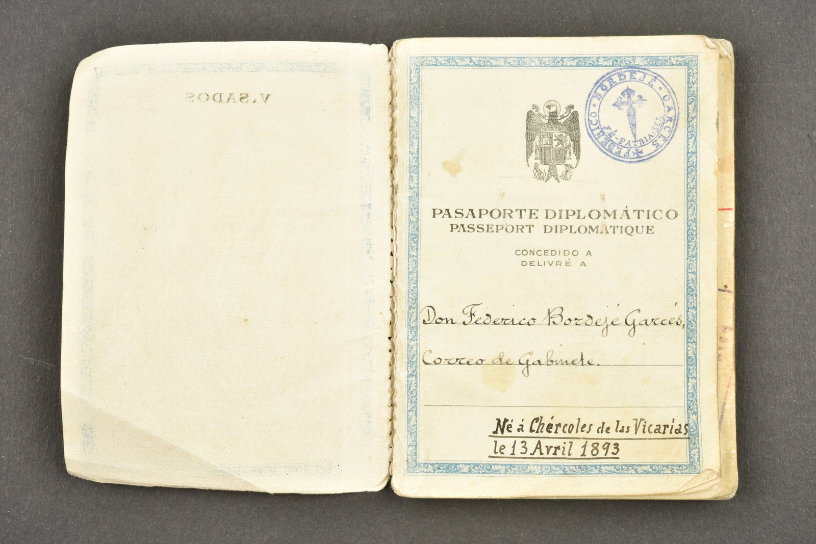 Passeport diplomatique. Diplomatic passport.: Passeport diplomatique. Couverture cartonnee, nombreuses indication manuscrites illisibles. Marque Pasporte Diplomatico. Ouvert au nom de Don Frederico Bordeje Garces Correo de Gabmete. Fait a Madrid