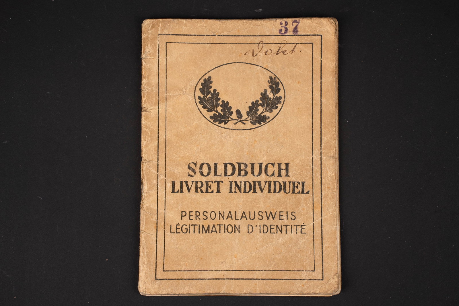 Soldbuch Garde Walon. Walloon Guard Soldbuch.: Soldbuch Garde Wallon. Couverture cartonnee marquee Soldbuch Livret Individuel Personalausweis Legitimation d identite. Au nom de Dohet Josephs. Plaque d identite 37, groupe sanguin A. Livret ouvert