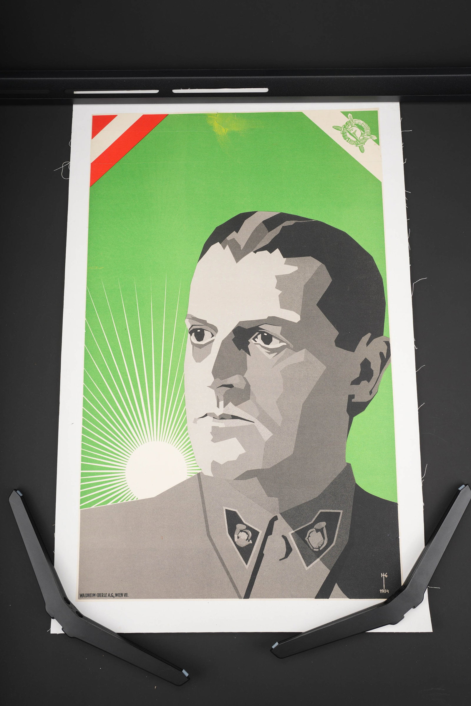 Affiche autrichienne. Austrian poster.: Affiche autrichienne. En papier et en couleur. Entoilee. Dessin signe HG 1934. Imprimerie Waldheim Eberle AG Wien VII. Dimensions 45 x 60. A noter une certaine usure et patine de la piece. Etat II+. A