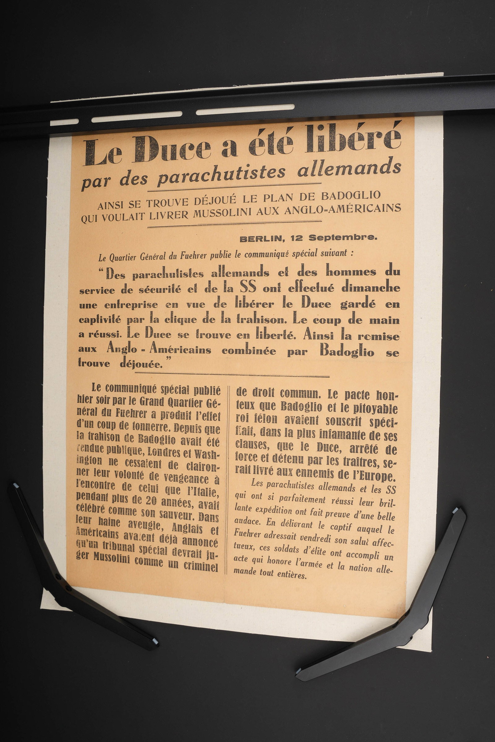 Le Duce a ete libere. The Duce Has Been Liberated.: Le Duce a ete libere. Affiche en papier, texte en francais. Entoilee. Dimensions 45 x 60 cm. A noter une certaine usure et patine de la piece, ainsi que quelques taches. Etat II+. The Duce Has Been