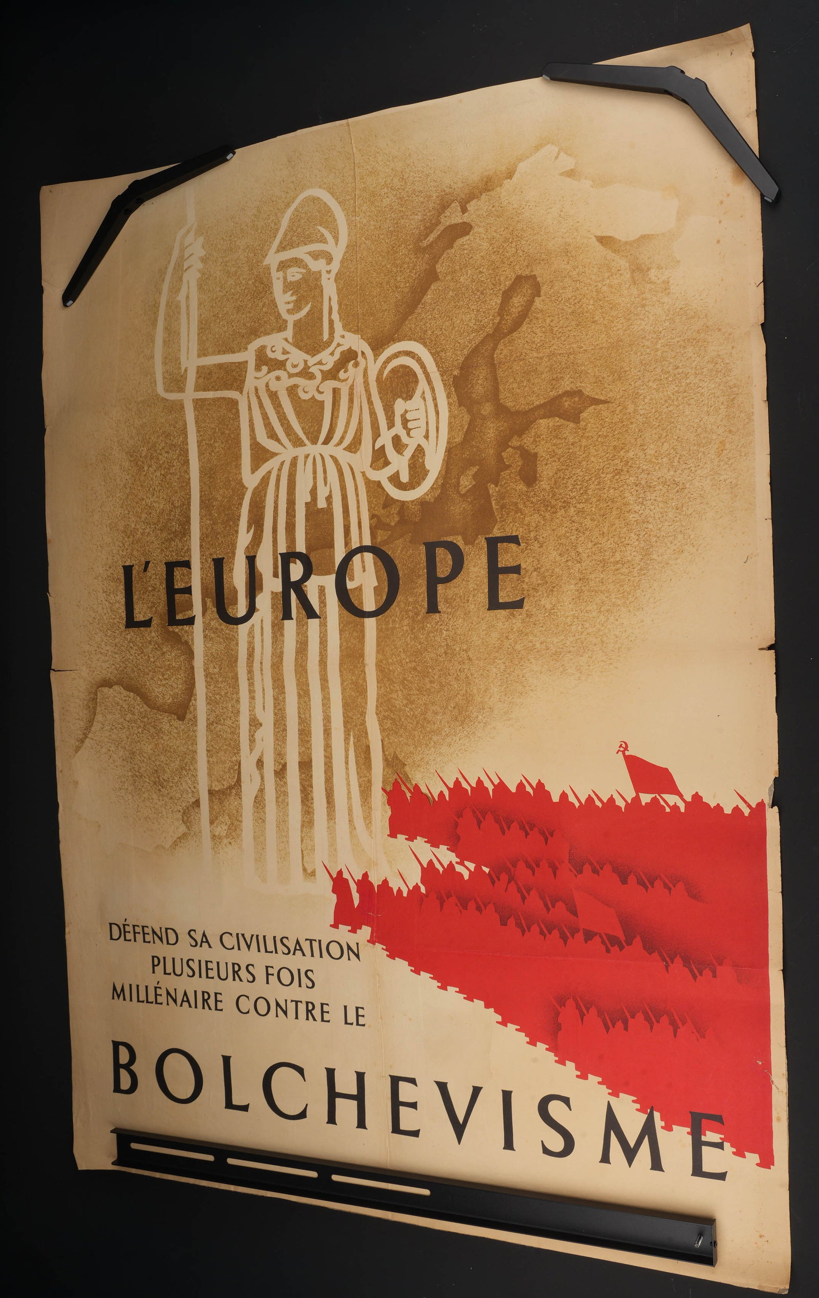 Le bolchevisme serait la mort des peuples. Bolshevism Would Mean the Death of Nations.: Le bolchevisme serait la mort des peuples. En papier et en couleur. Texte en francais. Dimensions 100 x 120 cm. Vers 1943. A noter une certaine usure et patine de la piece, ainsi que quelques taches, 