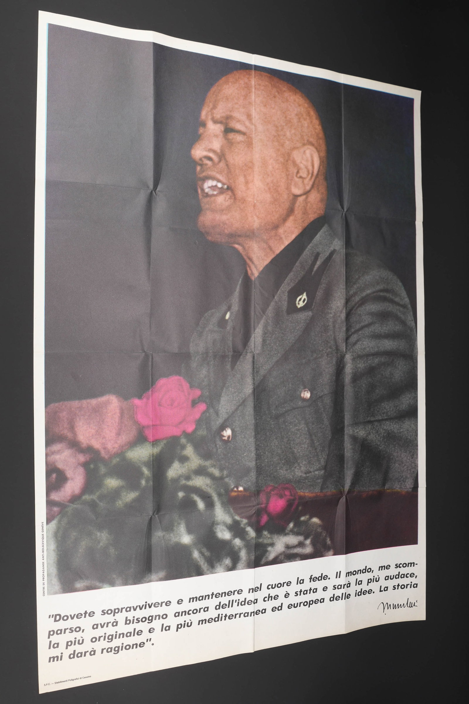 Le Duce. The Duce: Le Duche. Affiche en papier et en couleur. Texte en italien. Dimensions 80 x 60 cm. Centre de propagande Antibolchevique Geneve. RPC Stabillimenti Poligrafici di Cassino. A noter une certaine usure