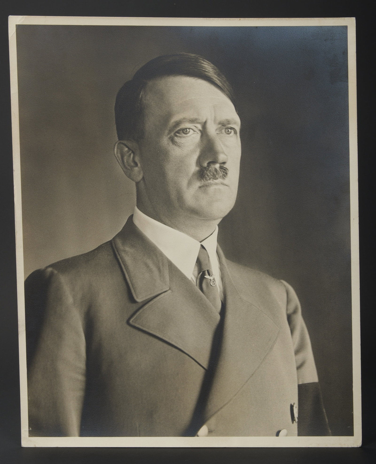 Photo du chancelier allemand par Hoffmann. Photograph of the German Chancellor by Hoffmann.: Photo du Chancelier allemand par Hoffmann. Grand format, noir et blanc. Tampon au dos marque Nachdruck jeder verboten Alleinhersteller Photo Hoffmann Munchen. Dimensions 24 x 30 cm. A noter une