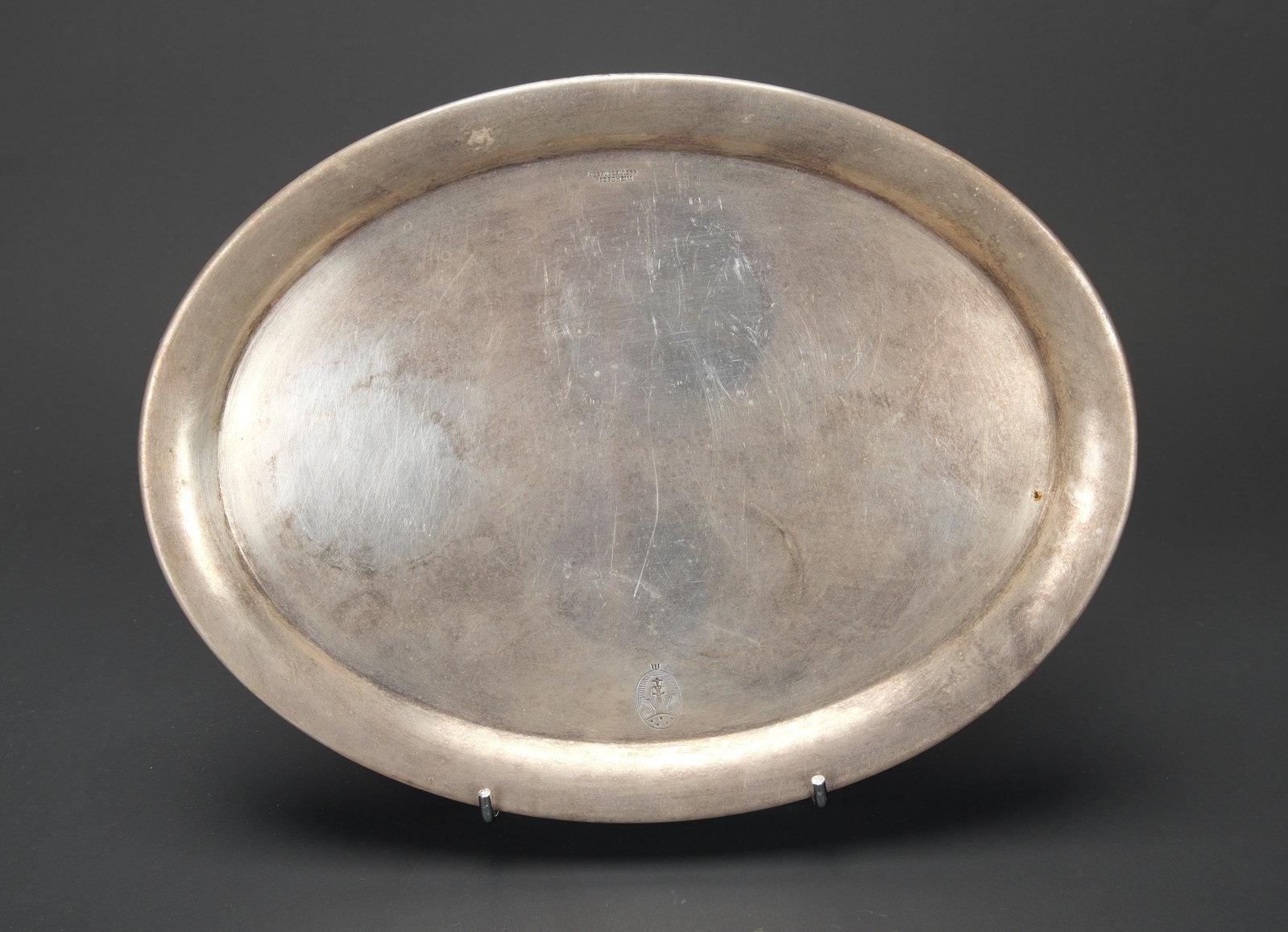 Plat a cafe du Platterhof. Platterhof coffee plate.: Plat a cafe du Platterhof. En metal argente. Marquages Gebruder Hepp Pforzheim. Mauritia Mayer, alias Judith Platter, herone du roman de 1891 deux personnes de Richard Voss et dont la ferme de