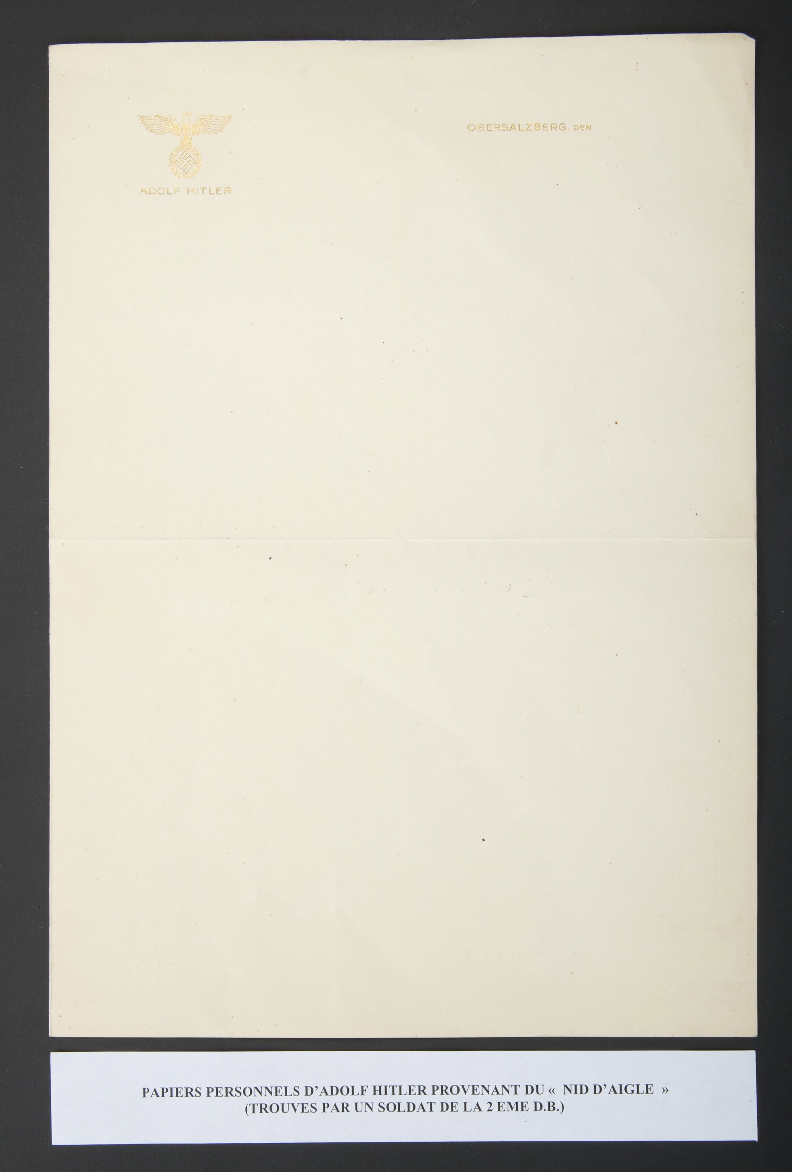 Papier a lettre du Chancelier allemand. German Chancellor letterhead.: Papier a lettre du Chancelier allemand. En papier, bel aigle gaufre dore et mention Adolf Hitler Obersalzberg. Pliure centrale. Selon les informations du vendeur ce papier a lettre a ete recupere au N