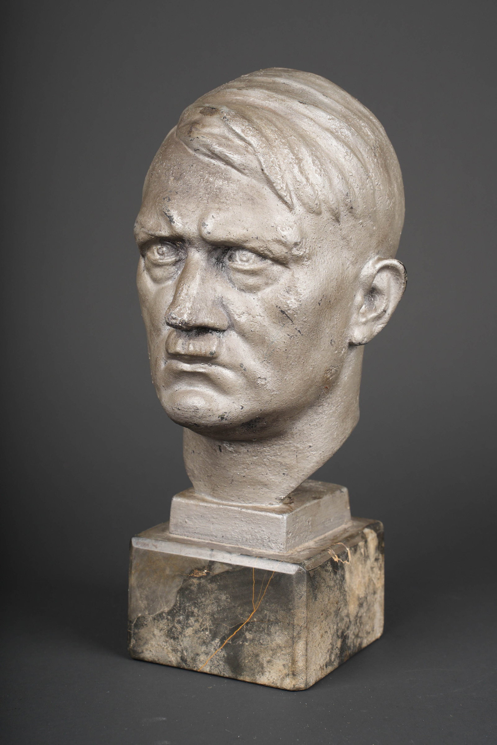 Buste du Chancelier allemand. Bust of the German Chancellor.: Buste du Chancelier allemand. Probable refonte en metal, couleur argent. Socle en marbre, presentant quelques fissures. Signature de l artiste illisibles. Hauteur avec le socle, environ 27 cm. A