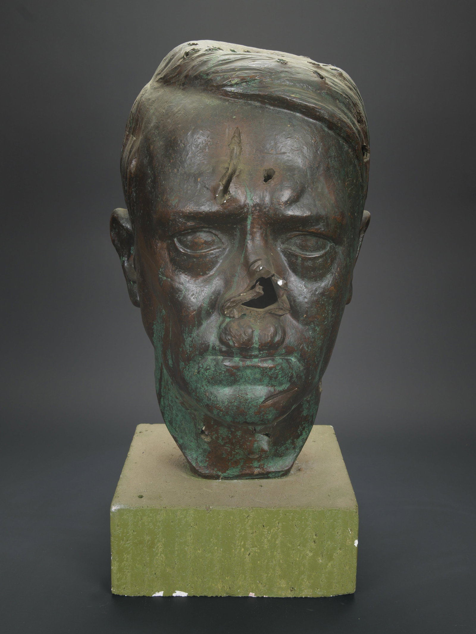 Buste Ubergross du Chancelier allemand. Oversized bust of the German Chancellor.: Buste Ubergross du Chancelier allemand. En bronze. Representation du Chancelier allemand d apres Hoffman. Nombreux impact, eclats, une partie du nez est manquante. Partie superieure du crane enfonce.