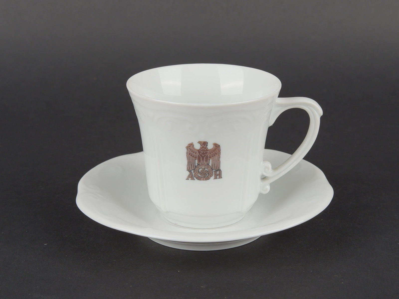 Tasse du Chancelier allemand. German Chancellor mug.: Tasse et soucoupe du service personnel du Chancelier allemand. Soucoupe en porcelaine blanche, fabrication SS Allach, diametre 11,5 cm. Tasse en fine porcelaine blanche, aigle et marquage AH dores,