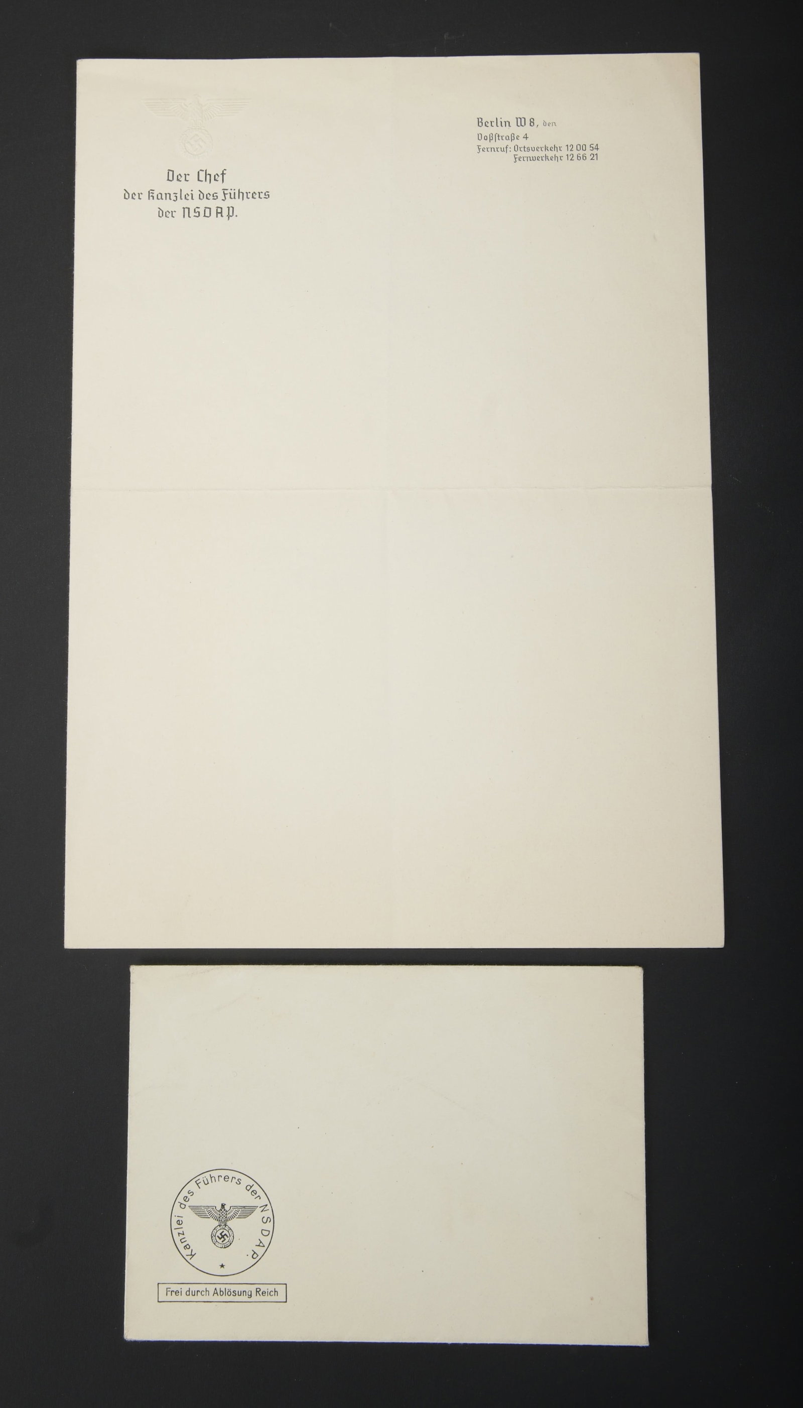 Papier a lettre Kanzlei der NSDAP. Kanzlei der NSDAP letterhead.: Papier a lettre Der Chef der Kanzlei des Fuhrers der NSDAP. En papier, pliure centrale. Bel aigle gaufre au niveau du coin superieur gauche. Mentions Der Chef der Kanzlei des Fuhrers der NSDAP