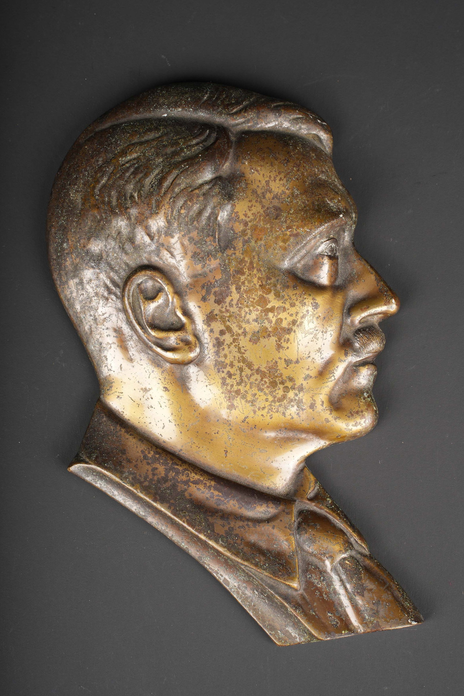 Profil du Chancelier allemand. Profile of the German Chancellor.: Profil du Chancelier allemand. En metal. Couleur bronze a 70%. Les attaches au dos sont incompletes. Aucune signature d artiste visible. Hauteur environ 22 cm. A noter une certaine usure et patine de 