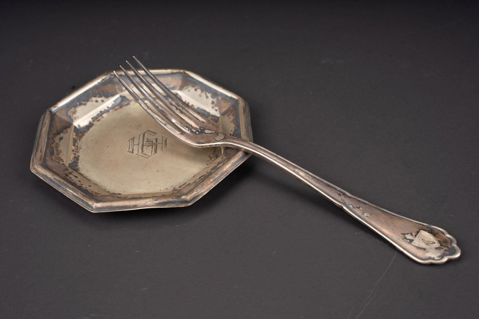 Cendrier et fourchette Hermann Goring. Hermann Goring ashtray and fork.: Cendrier et fourchette Hermann Goring. Cendrier en metal argente. Les poincons d argenture ne sont pas visibles. Monogramme HG au centre de la piece. Dimensions 10,5 x 10,5 cm. Une fourchette en