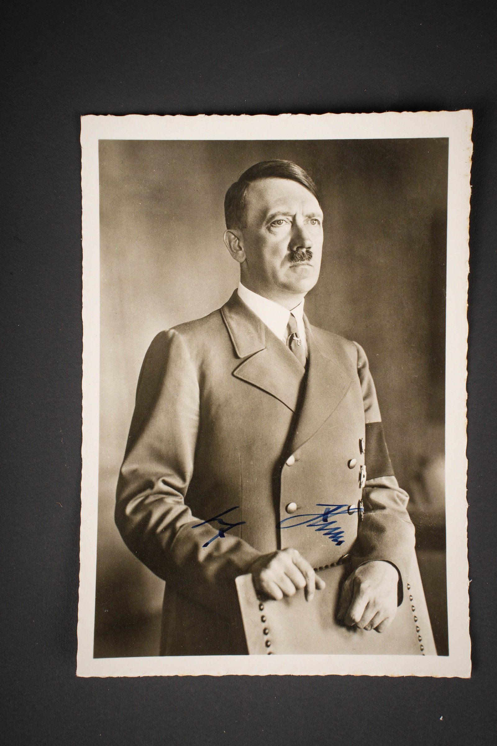 Autographe du Chancelier allemand. Autograph of the German Chancellor.: Autographe du chancelier allemand. Carte postale noire et blanc representant le Chancelier allemand. Photo Hoffmann Munchen Friedrichstr 34 Nachdruck verboten. Signature autographe du chancelier