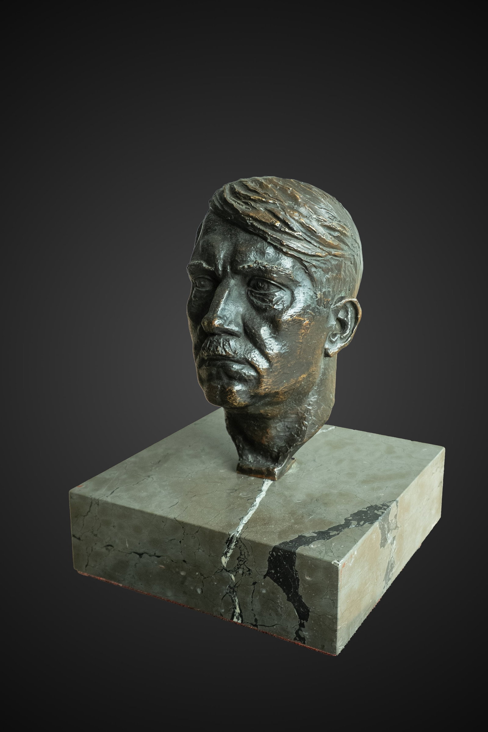 Buste du Chancelier allemand. Bust of the German Chancellor.: Buste du Chancelier allemand. Beau buste du Chancelier allemand en bronze, tres finement cisele. Socle en marbre, disposant toujours de sa feutrine rouge d origine. Hauteur du buste 40 cm. Dimensions