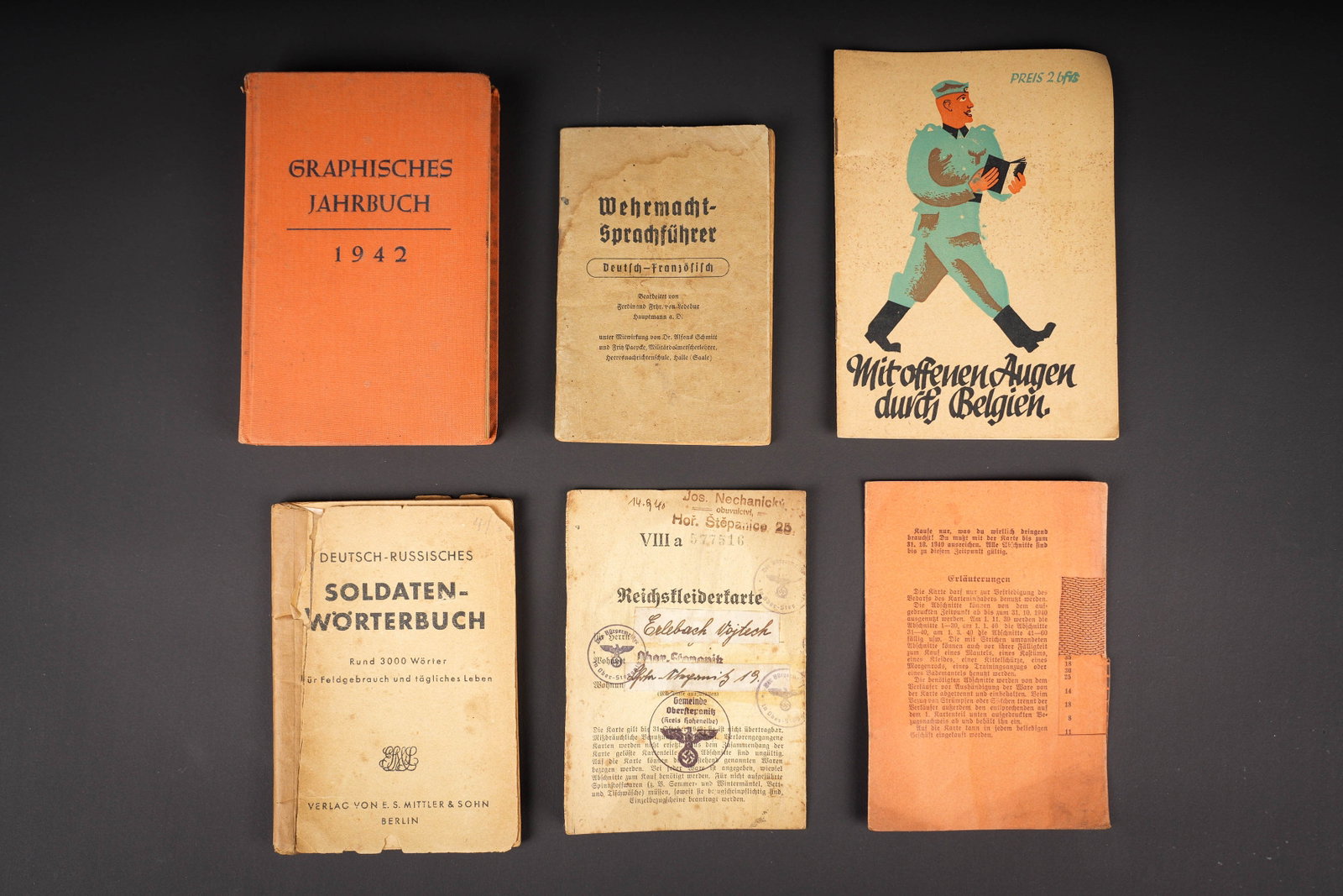 Documents allemand. German documents.: Documents allemand. Comprenant une carte marquee Reichstleiderkarte, situee Ober Steponitz, carte partiellement decoupee. Une carte fortement abimee. Un livret Deutsch Russisches Soldaten Worterbuch.