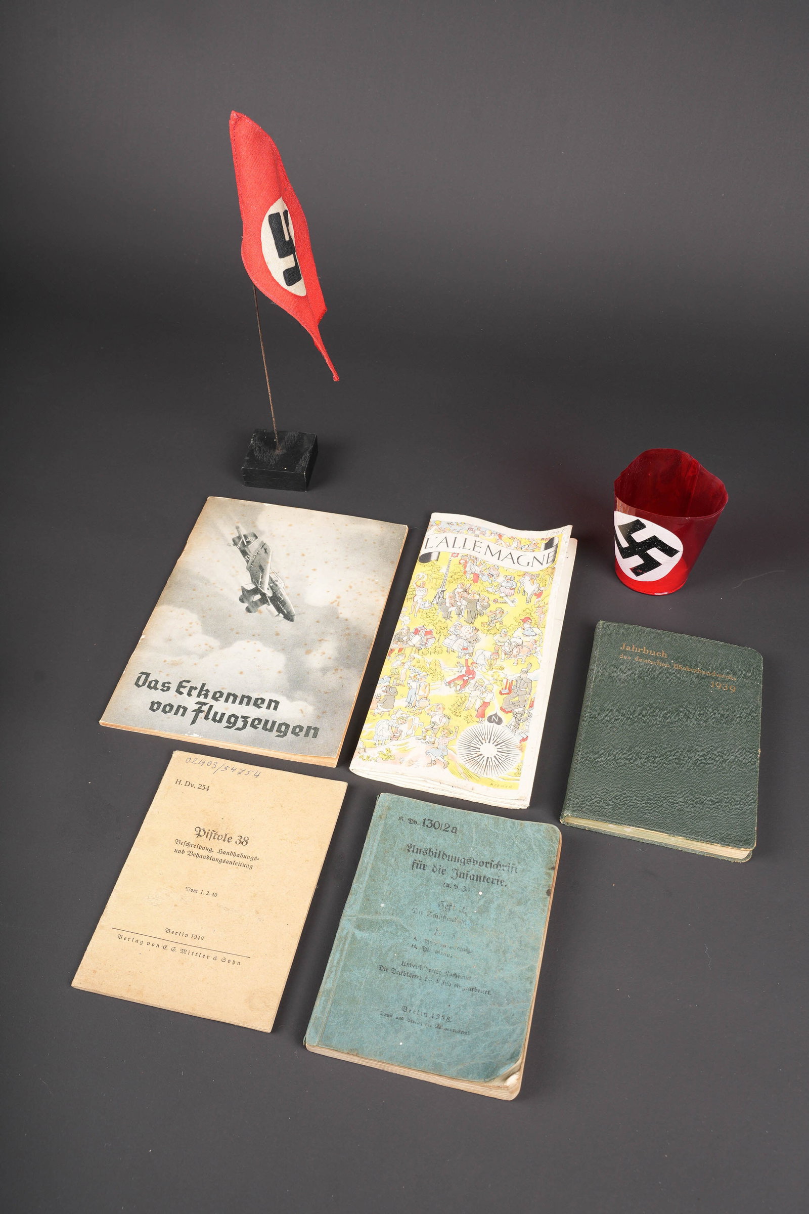 Ouvrages allemand. German books.: Ouvrages allemand. Comprenant un fascicule intitule L Allemagne. Un Jahresbuch des deutschen Backerhandwerks 1939, quelques annotations manuscrites visibles. Un livre Das Erkennen von Flugzeugen. Un
