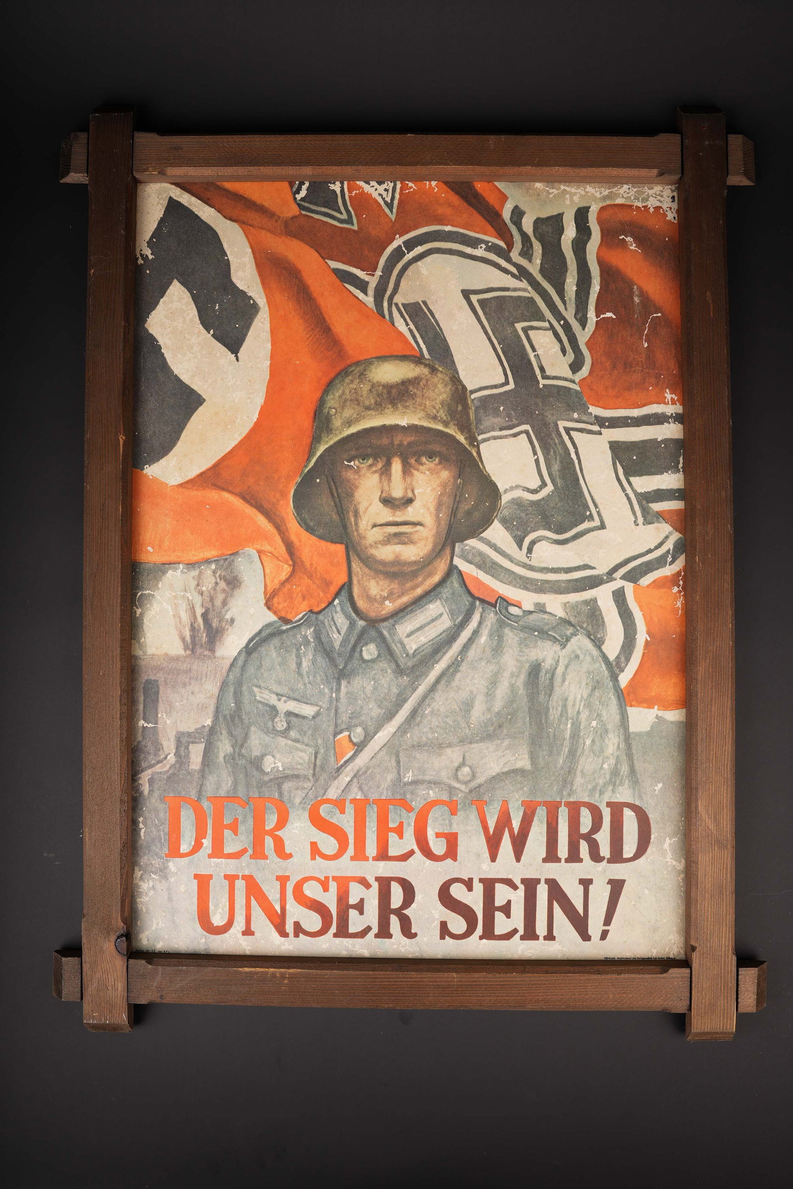 Tableau allemand. German painting.: Tableau Der Sieg wird unser sein. Support en contre plaque, affiche directement appose sur ce support en carton et contre plaque. Cadre ancien en bois. Verre absent. Dimensions 65 x 85 cm. L authentic
