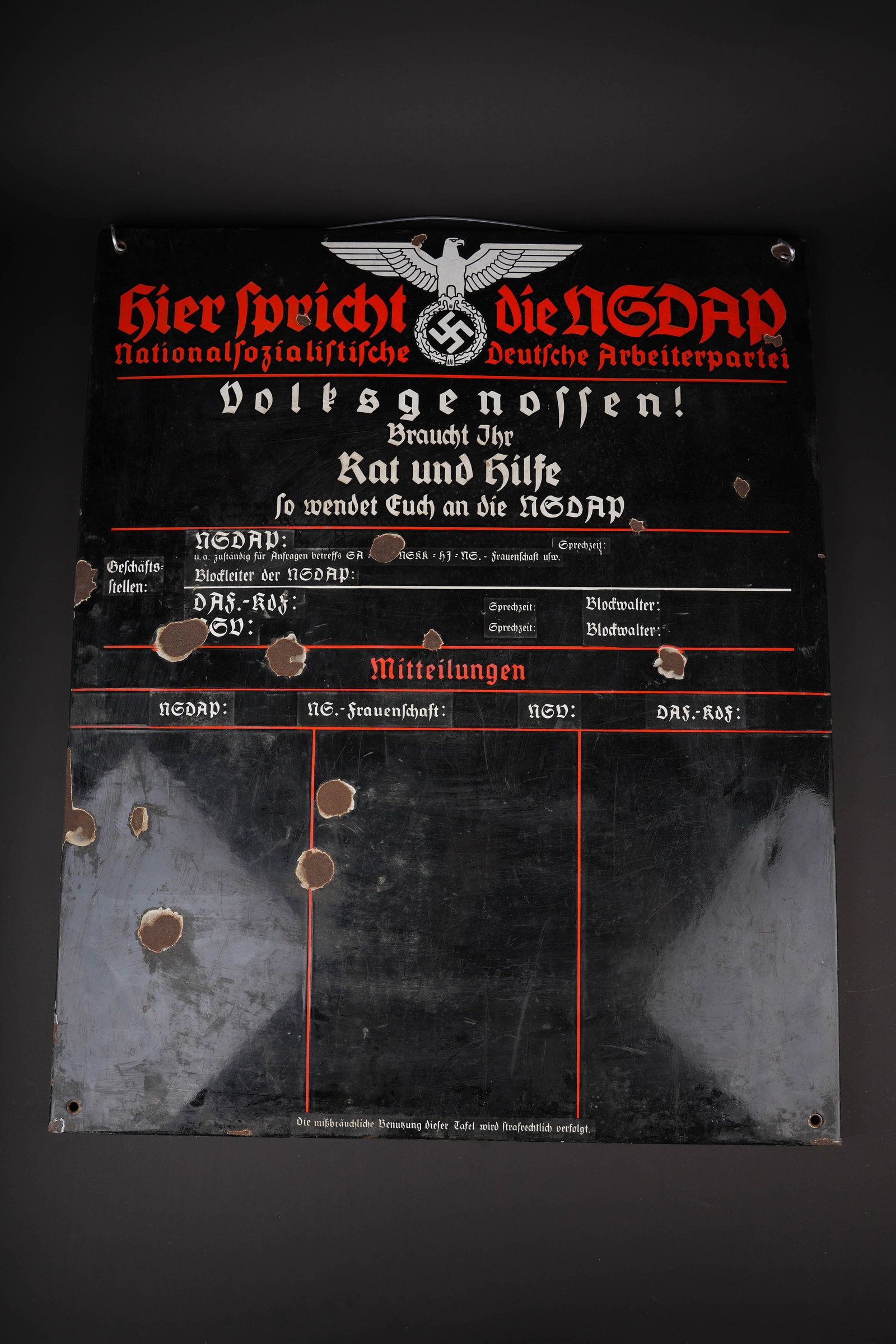 Plaque de programme du NSDAP. NSDAP programme plaque.: Plaque de programme du NSDAP. En metal emaille, quelques manques d emails visibles. Bel aigle allemand. Nombreux marquages, dont Hier Spricht die NSDAP. Dimensions 64 x 78 cm. Quatre points de