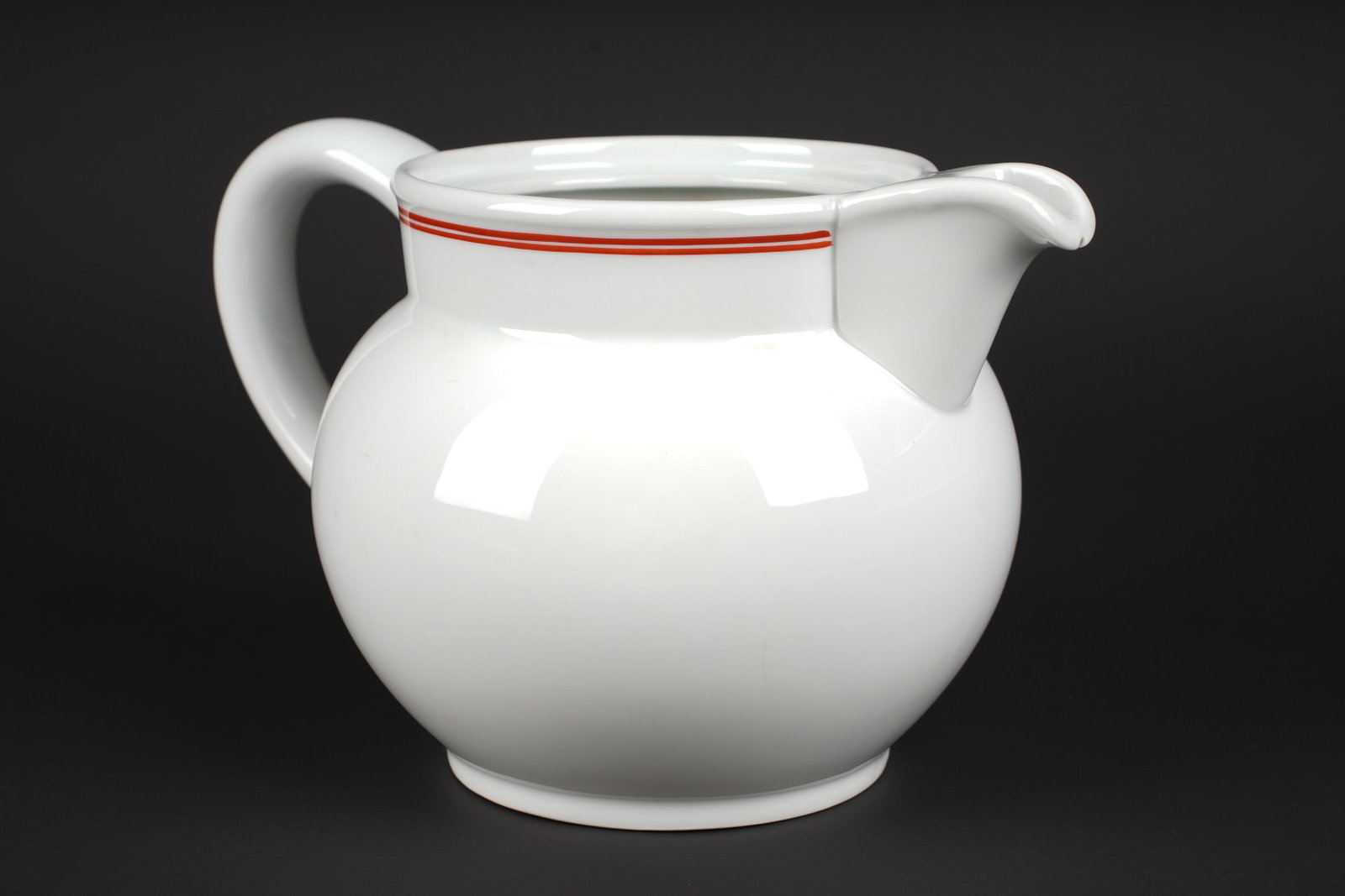 Theiere NSV. NSV Teapot.: Theiere NSV. En ceramique blanche. Double lisere rouge. Anse et bec verseur complets. Bel insigne du NSV. Couvercle absent. Beau marquage du DAF, fabrication Bavaria Germany DRP. Hauteur 16 cm. A