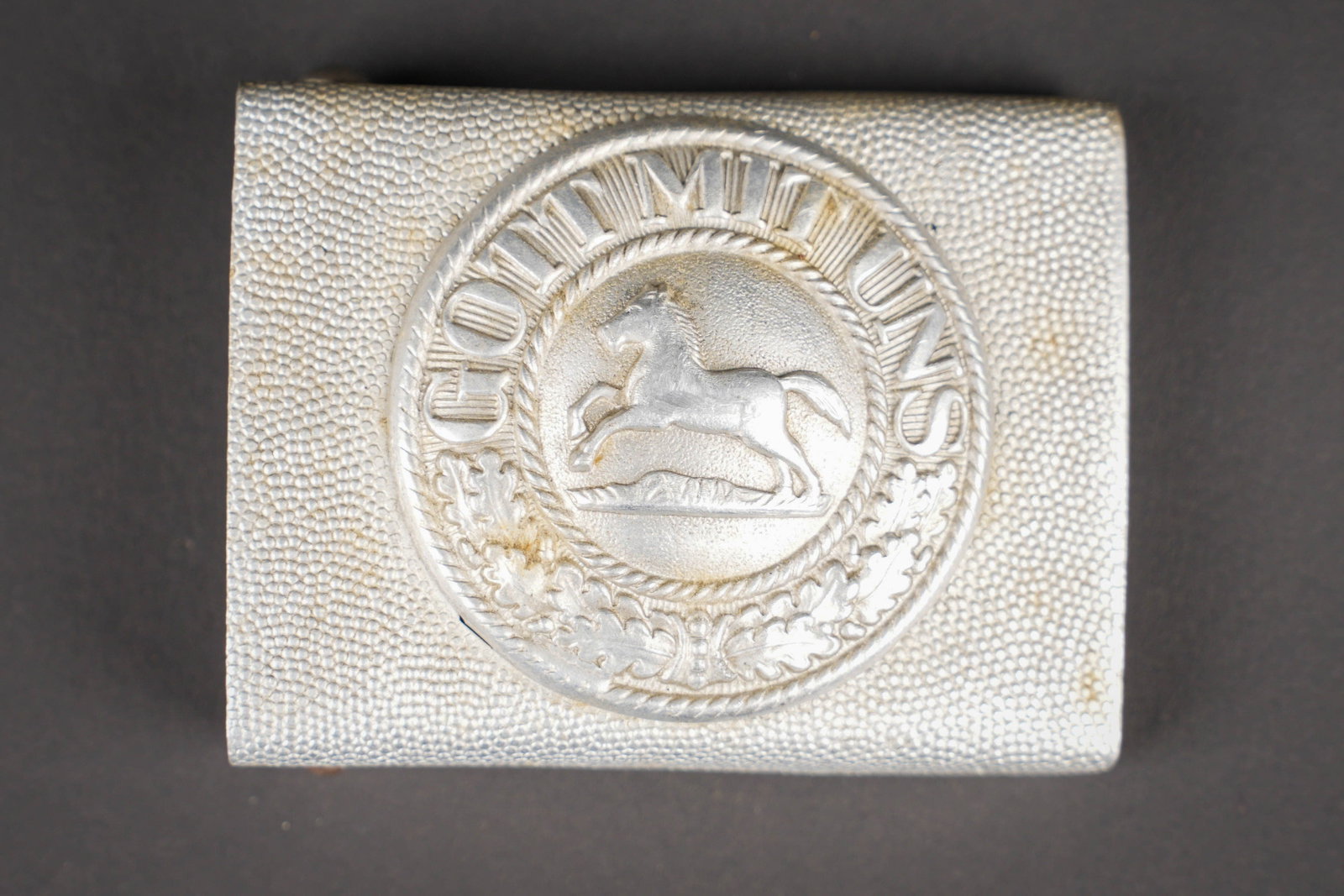 Boucle de ceinturon Hanovre. German Hanover belt buckle.: Boucle de ceinturon Hanovre. En aluminium grenele. Fabrication en deux parties. Ardillons complets. A noter une certaine usure et patine de la piece. Etat II+. Hanover belt buckle. Two-piece pebbled