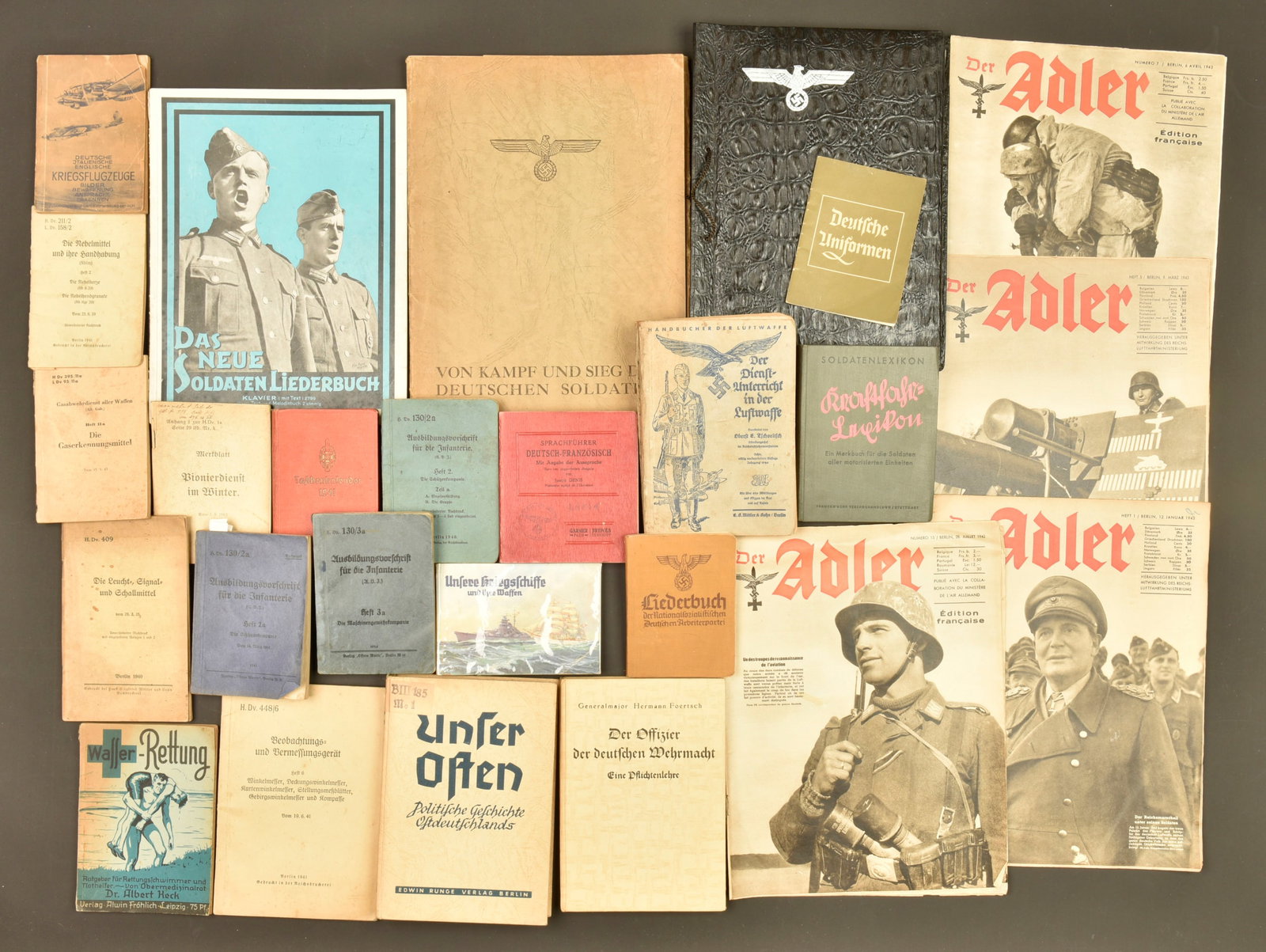 Livres allemand. German books.: Livres allemand. Comprenant un livre Wasser Rettung 1941. Un livre Deutsche Uniformen. Un livret Kriegsflugzeuge 1941. Un livre Die Gaserkennugsmittel, 1943. Un livret Die Nebelmittel und ihre